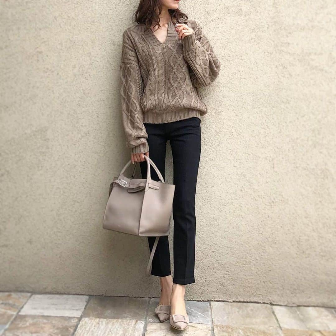 akko3839さんのインスタグラム写真 - (akko3839Instagram)「﻿ ﻿ ﻿ beige×black﻿ ﻿ ざっくりプルオーバーニット﻿ アイボリーも可愛かったけど﻿ やっぱりベージュに♡﻿ ﻿ ﻿ ﻿ ﻿ ﻿ top @titivatejp #titivate﻿ bag  #celine﻿ pants #prada﻿ mule #manoloblahnik﻿ ﻿ ﻿ ﻿ ﻿ ﻿ ﻿ ニット ▶︎#楽天ROOMに載せてます﻿ ﻿ #titivatestyle﻿ #ティティベイト﻿ #ケーブル編みキーネックニットプルオーバー﻿ #楽天ROOMオフィシャルユーザー﻿ #ROOMオフィシャルユーザー」9月17日 16時10分 - akko3839