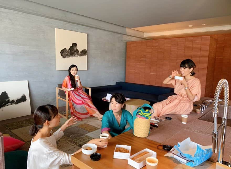早坂香須子さんのインスタグラム写真 - (早坂香須子Instagram)「今年の春に夢みたことが叶った日。 美味しいわらび餅をほむほむ。美しい女神たちと過ごした奇跡みたいな時間。」9月17日 16時11分 - kazukovalentine