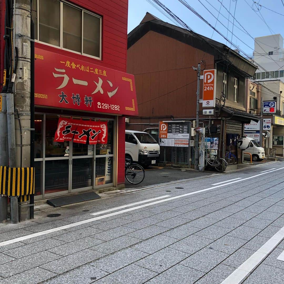 栗田善太郎のインスタグラム：「ぶらりふとり旅ハシゴ 大博軒で焼きめし そのまま駐車場挟んで みやけうどんでごぼ天。 540円➕400円 呉服町に住みたい、、 #48歳初体験  #ランチハシゴ」