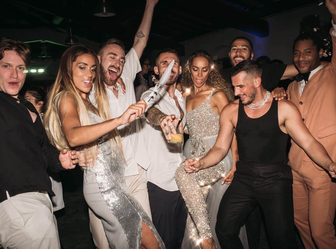 レオナ・ルイスのインスタグラム：「Fueled by @casamigos 🎉this party went on until the weeeeee hours of the morning because of you guys 🤪An unforgettable night was had by all ✨✨✨」