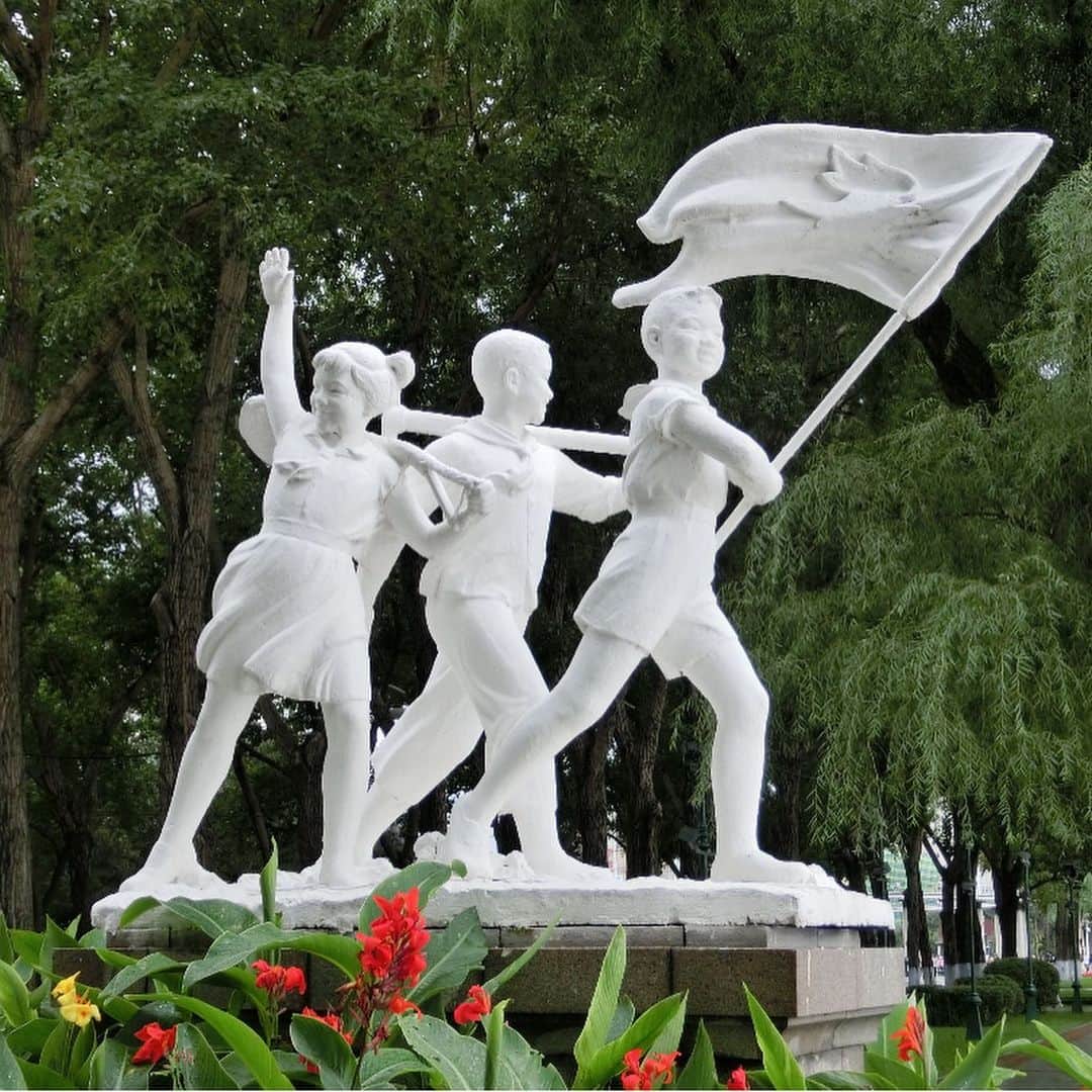 テレ朝newsさんのインスタグラム写真 - (テレ朝newsInstagram)「旧ソ連風の記念碑に着きました。ハルビンの市民が洪水と戦ったことを記念しているそうです。時に暴れることもある松花江のほとりにあるのは『スターリン公園』。あちこちに置いてある彫像もとても社会主義風です。 #冒険ゴーちゃん。#テレビ朝日 #テレ朝 #news #六本木 #japan #テレビ #テレビが好きな人と繋がりたい #写真 #写真好きな人と繋がりたい #photography #nofilter #ゴーちゃん #ごーちゃん #panda #おでかけ #ハルビン #中国 #中国の中のロシア #スターリン公園」9月17日 16時21分 - tv_asahi_news