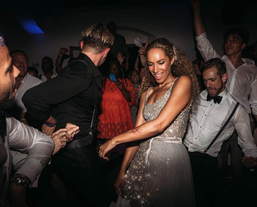 レオナ・ルイスのインスタグラム：「We like to partaaaaaaay ✨🎉✨ #dandleesaysi」