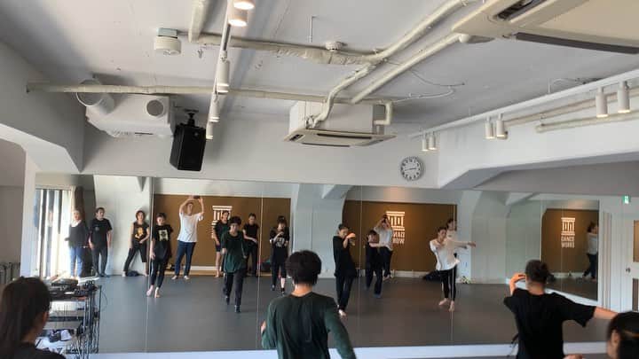 のインスタグラム：「黒須洋嗣 JAZZ 初級クラス 2019.Sep.17th. @danceworks_jpn  @xross  #sirup #rain #dance #jazzdance  #tokyo #japan」