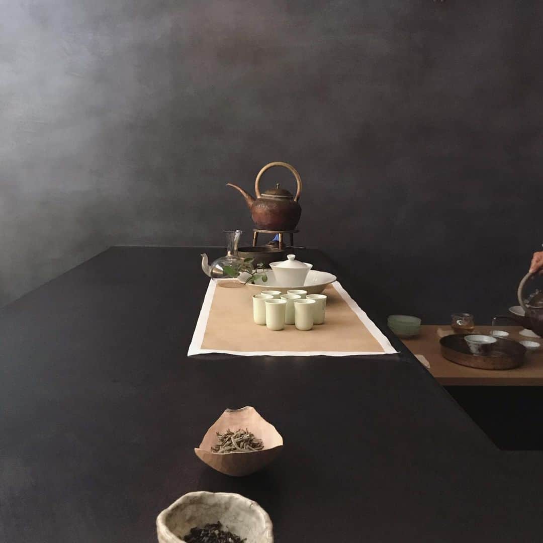 渡辺有子のインスタグラム：「今日の上原店 @foodforthought_shop は尚子さん @chanowanaoko  のお茶会。静かな時間の流れ、忙しなかった心が落ち着きます。」