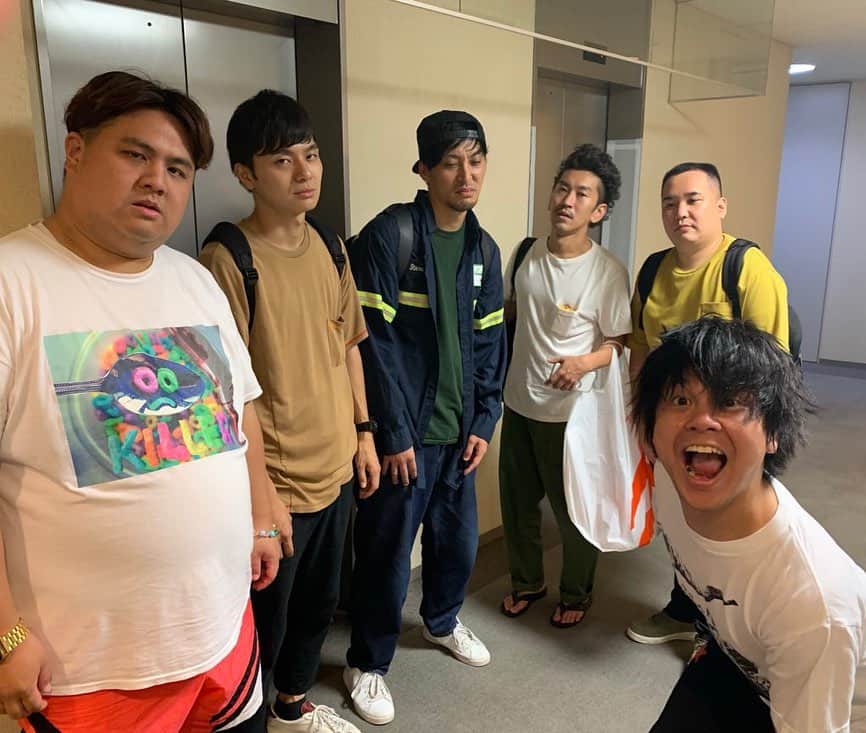 池田真一のインスタグラム：「単独ライブのVTR撮影が終わりました！いつものメンバーです！ 皆さん撮影終わった瞬間凄い速度で帰って行きました！ 「ダブルアート単独ライブ「我出せや喰らわせや！」」 9月27日(金) 開場19：45／開演20：00 前売￥1200／当日￥1500 【出演】 ダブルアート  チケットはこちらbit.ly/30Goa6Q」