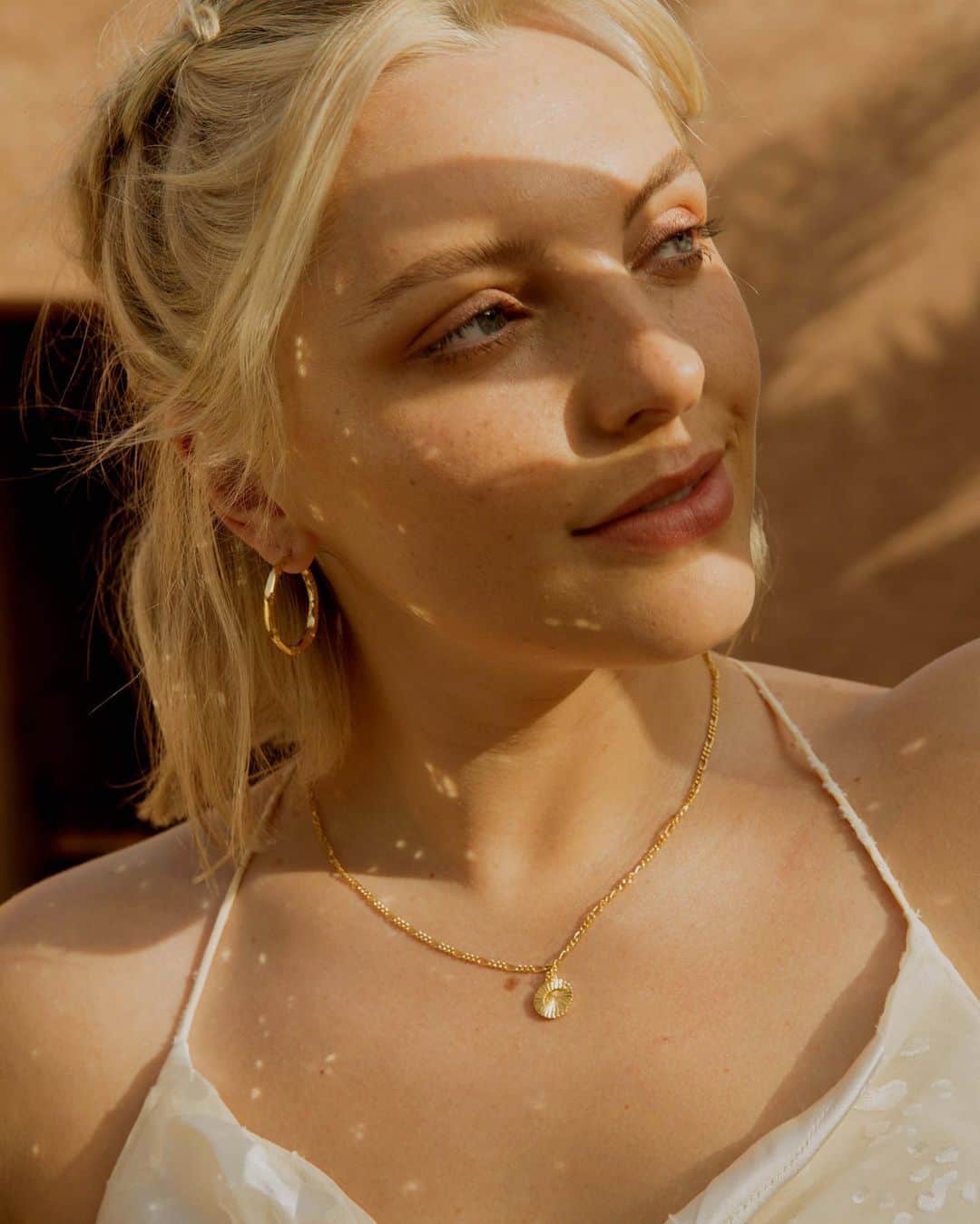 Estée Lalondeのインスタグラム：「Being a goddess means being unapologetically YOU! What’s something that sets you apart? 💕✨#linkinbio #esteelalondeXdaisy」