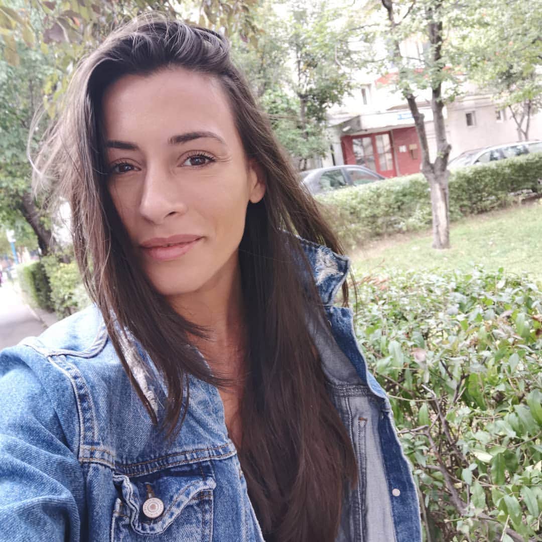 のインスタグラム：「Step by step ,things that I wanted and waiting for so long are coming on  my way 🎉🙏🏻 The news that I received today ,gave me power and positive and happy mood !!! #todayisagoodday #imhappy #goodnewsarrived #goodvibes」