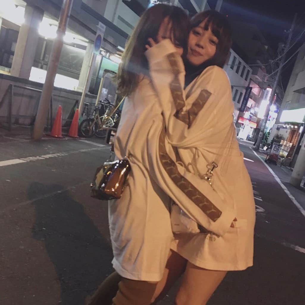 NANAMIさんのインスタグラム写真 - (NANAMIInstagram)「偶然にも丸被りのものを 持ってて同じ日に着ていた🍂 ♡ (この時ほろ酔い〜でふわふわいい気分の時😏) .  @puma × @sly_official  のLOGO ONE PIECE 🍂 一枚でもかわぁだしもっと寒くなって アウターと合わせるのも楽しみっ ♡ よく色とか服装が被るねぇ☺︎ みんなもなんななとおソロしましょっ✌︎✌︎ #SLY_official #SLY #SLY_fav #SLY_PR #pumaxsly #namnana  #なんなな」9月17日 16時50分 - nanami023