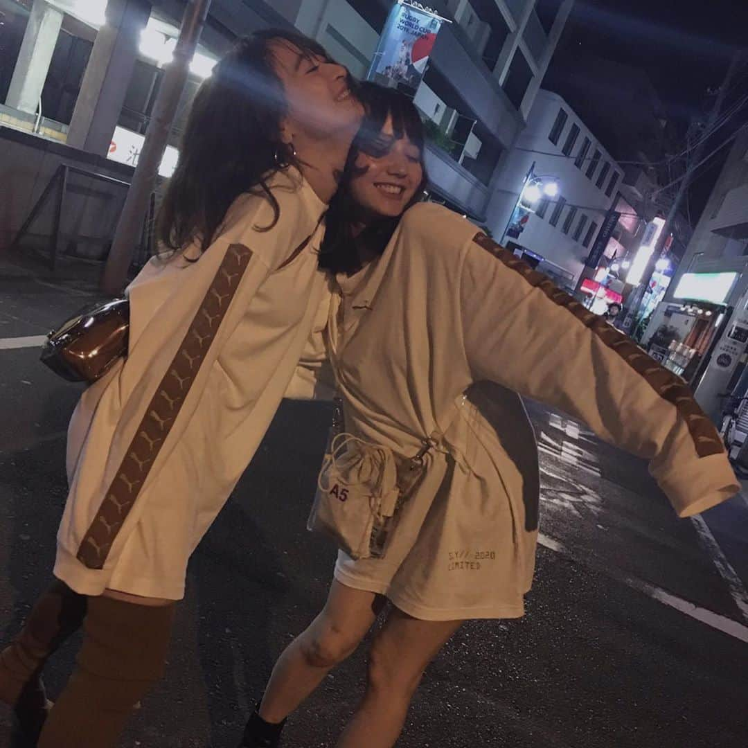 NANAMIさんのインスタグラム写真 - (NANAMIInstagram)「偶然にも丸被りのものを 持ってて同じ日に着ていた🍂 ♡ (この時ほろ酔い〜でふわふわいい気分の時😏) .  @puma × @sly_official  のLOGO ONE PIECE 🍂 一枚でもかわぁだしもっと寒くなって アウターと合わせるのも楽しみっ ♡ よく色とか服装が被るねぇ☺︎ みんなもなんななとおソロしましょっ✌︎✌︎ #SLY_official #SLY #SLY_fav #SLY_PR #pumaxsly #namnana  #なんなな」9月17日 16時50分 - nanami023