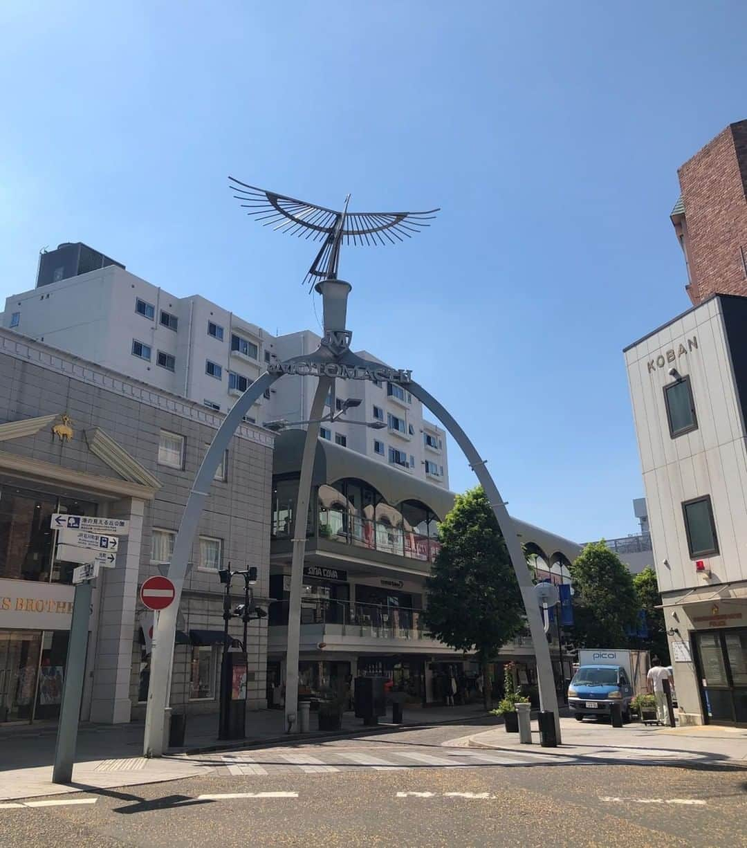 東京カメラ部 横浜分室さんのインスタグラム写真 - (東京カメラ部 横浜分室Instagram)「「横浜元町チャーミングセール」⠀ いよいよ今週末9/21（土）～9/29（日）まで横浜元町チャーミングセールが開催されます。⠀ 年に2回の元町最大のお祭りをぜひ楽しんでみてはいかがでしょうか。⠀ 元町ショッピングストリートへは、元町・中華街駅 5番出口(元町口)のご利用が便利です。⠀ .⠀ みなとみらい線公式Facebook「わたしの横浜4.1キロさんぽ」で横浜の魅力を発信中！⠀ そちらも是非ご覧下さい！<PR>⠀ .⠀ #みなとみらい線フォト散歩 #みなとみらい線フォトさんぽ #みなとみらい線 #横浜 #新高島 #みなとみらい #馬車道 #日本大通り #元町中華街 #yokohama #東京カメラ部 #Japan #photo #写真 #日本 #横浜カメラ部 #神奈川カメラ部 #kanagawaphotoclub #写真好きな人と繋がりたい #カメラ好きな人と繋がりたい #元町ショッピングストリート #イベント情報 #チャーミングセール #ショッピング #myyokohama #motomachi #charmingsale #shopping」9月17日 17時00分 - tcc.yokohama