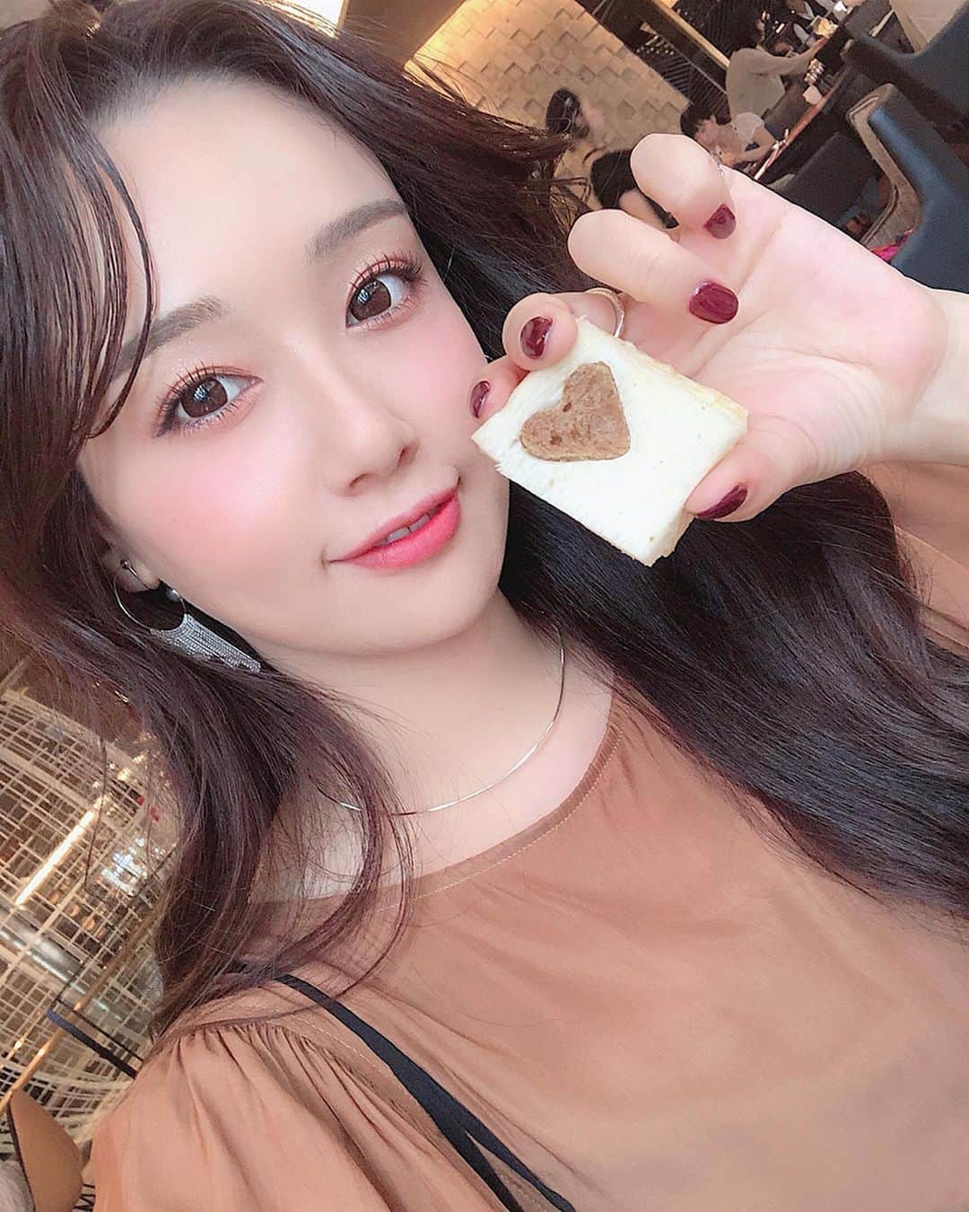 のインスタグラム：「🃏🥪🖤 #タマゴサンド 美味しかったなー🥚 (お腹すいてきた..) . . ネイルも秋仕様で ボルドーにしたよ💅🍷 @freenail_jpn . . . . #nail #freenail #秋ネイル #ネイル #ジェルネイル #ショートネイル #ボルドーネイル #ワンカラーネイル #大人ネイル #シンプルネイル #네일 #오렌지네일 #립 #오렌지립 #make #makeup #オレンジメイク #大阪 #9月 #September #August #japan #osaka #💅 #❤️ #🥪」