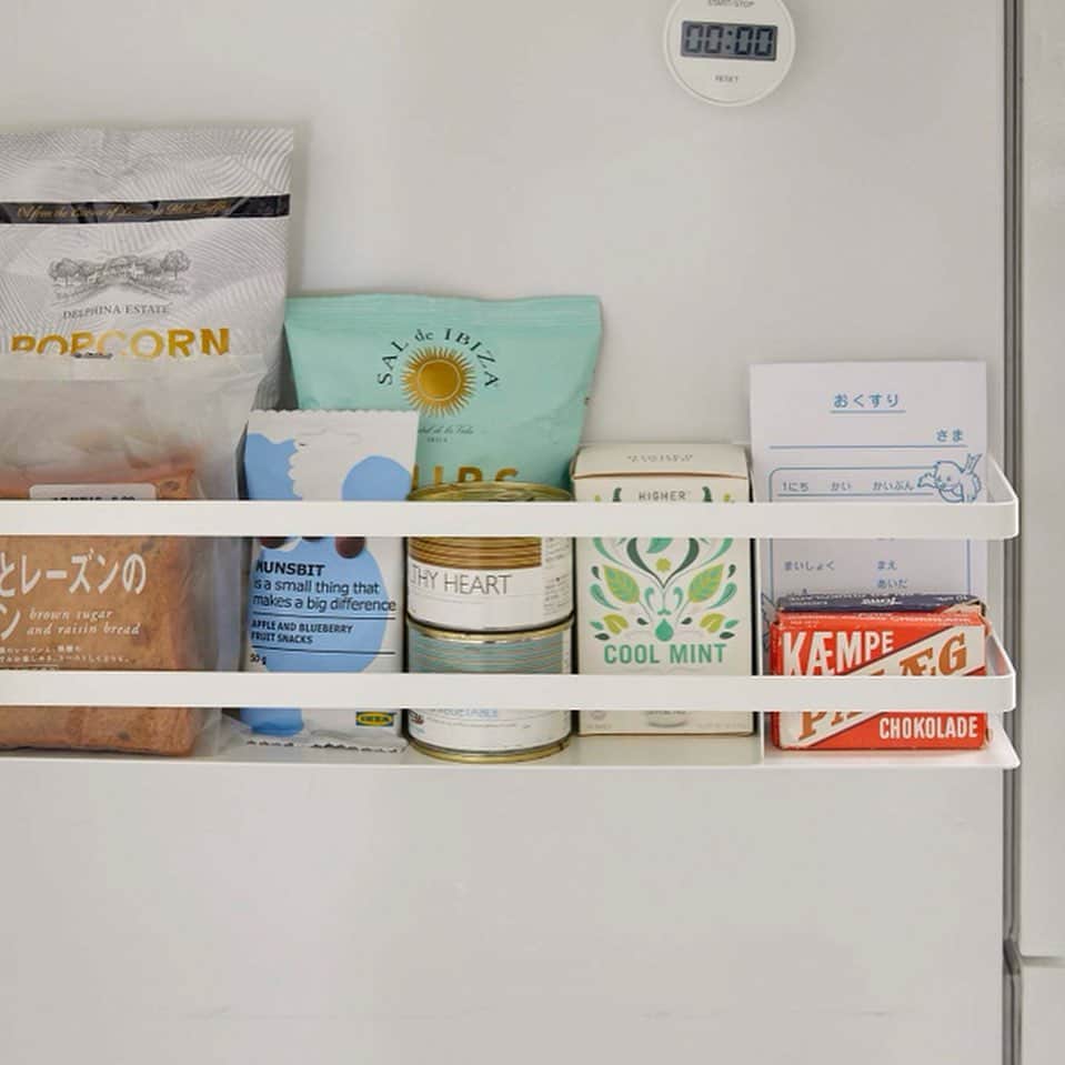 yamazaki_japanさんのインスタグラム写真 - (yamazaki_japanInstagram)「冷蔵庫横を大容量の収納スペースに！「冷蔵庫横マグネットワイド収納ラック プレート」のご紹介です。 . このラックはマグネットで冷蔵庫横に取り付けるだけで貴重なキッチンの収納スペースを確保できる便利なアイテム！ 缶詰やパスタ、パン、紅茶などのキッチンストックや掃除アイテム、お薬やマスクの医療品のストックなどに便利。 仕切りが付いているので好きな位置で収納するものの種類別に分別できます。 . 冷蔵庫横だけでなく、マグネットがくっつくキッチンパネルにも設置可能。 調味料やオリーブオイルなど調理の必需品の収納にも便利！ . 意外とキッチンに収納すると便利なのがお子様の薬で、冷蔵庫横に収納すれば冷蔵庫保管のお薬と合わせてスムーズに薬を取り出すことができます。 幅が約50cmとワイドサイズなのでたっぷりと収納できます。 . ■SIZE：約W50×D12×H12cm ■耐荷重：約2kg　■内寸：約W49.5×D11.5×H11.5　■対応サイズ：奥行き約50cm以上の冷蔵庫(扉部分含まず) --------------------------------- 山崎実業のコラムサイト「Simple Life Lab.」も運営中◎ 暮らしのアイデアや、漫画ヤマクマちゃんなど様々なコンテンツが掲載されています。 是非ご覧ください。 https://www.yamajitsu.co.jp/lab/ --------------------------------- . #home#Plate#ラック#マグネット#ワイドラック#調味料#調味料収納#キッチンパネル収納#薬収納#スプレーボトル収納#暮らし#丁寧な暮らし#シンプルライフ#おうち#北欧雑貨#北欧インテリア#シンプル#モダン#便利#おしゃれ #雑貨 #yamazaki #山崎実業」9月17日 16時59分 - yamazaki.home.channel