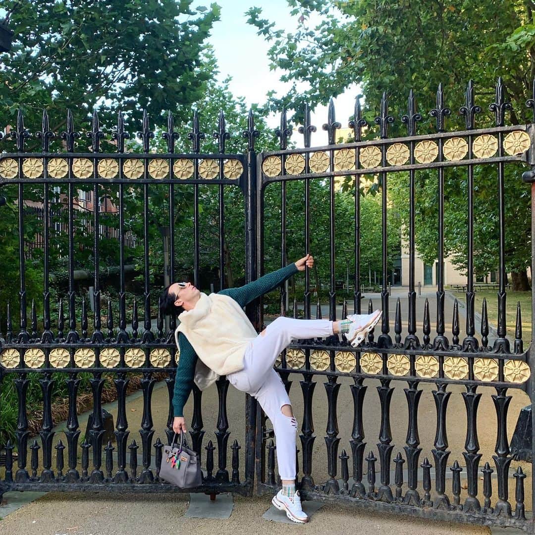 ジョニー・ウィアーさんのインスタグラム写真 - (ジョニー・ウィアーInstagram)「17.9.2019 Twerking | #socks #england #york」9月17日 16時59分 - johnnygweir
