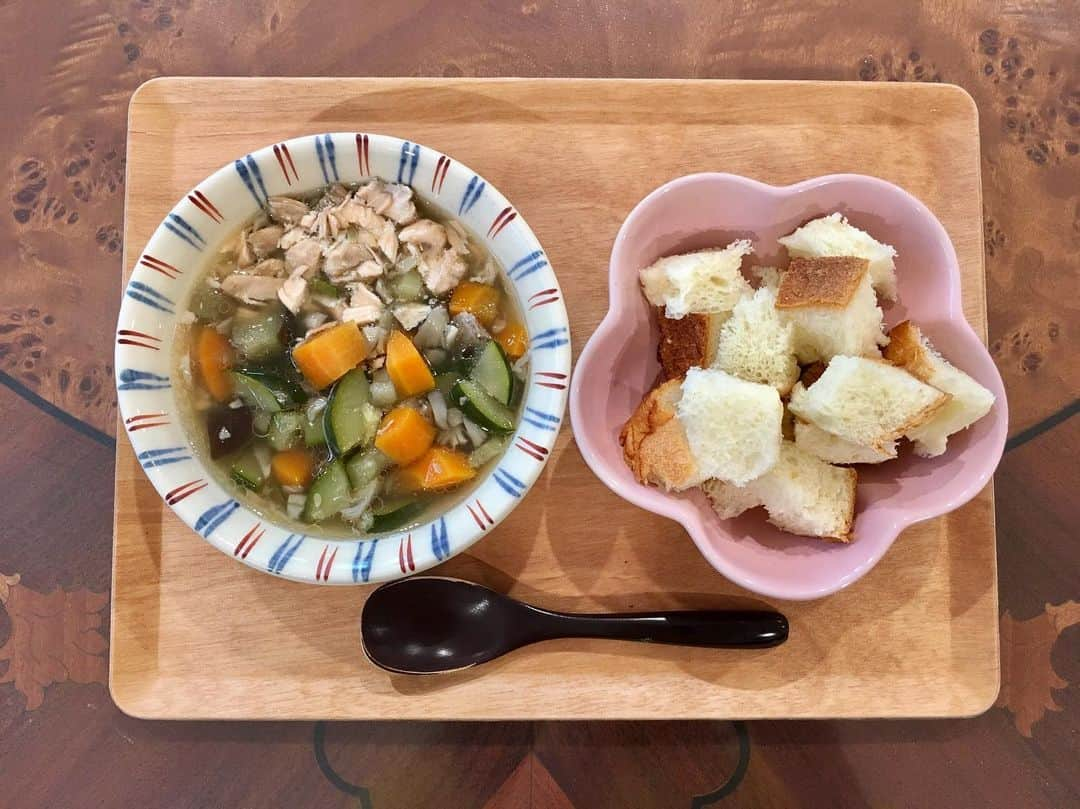 松尾依里佳さんのインスタグラム写真 - (松尾依里佳Instagram)「写真を見返して思い出す離乳食メニュー🍴そうそうこれ喜んでくれてたな💓今日は何を作ろうかな☺️ #まつおさんちの子育て  #松尾亭の手作り離乳食  #豚の挽肉のお出汁あんかけ #鶏肉のあっさり煮 #サーモンと夏野菜の煮込み#茅乃舎野菜だしスープ #まだ食べさせていた頃」9月17日 17時10分 - erika.matsuo