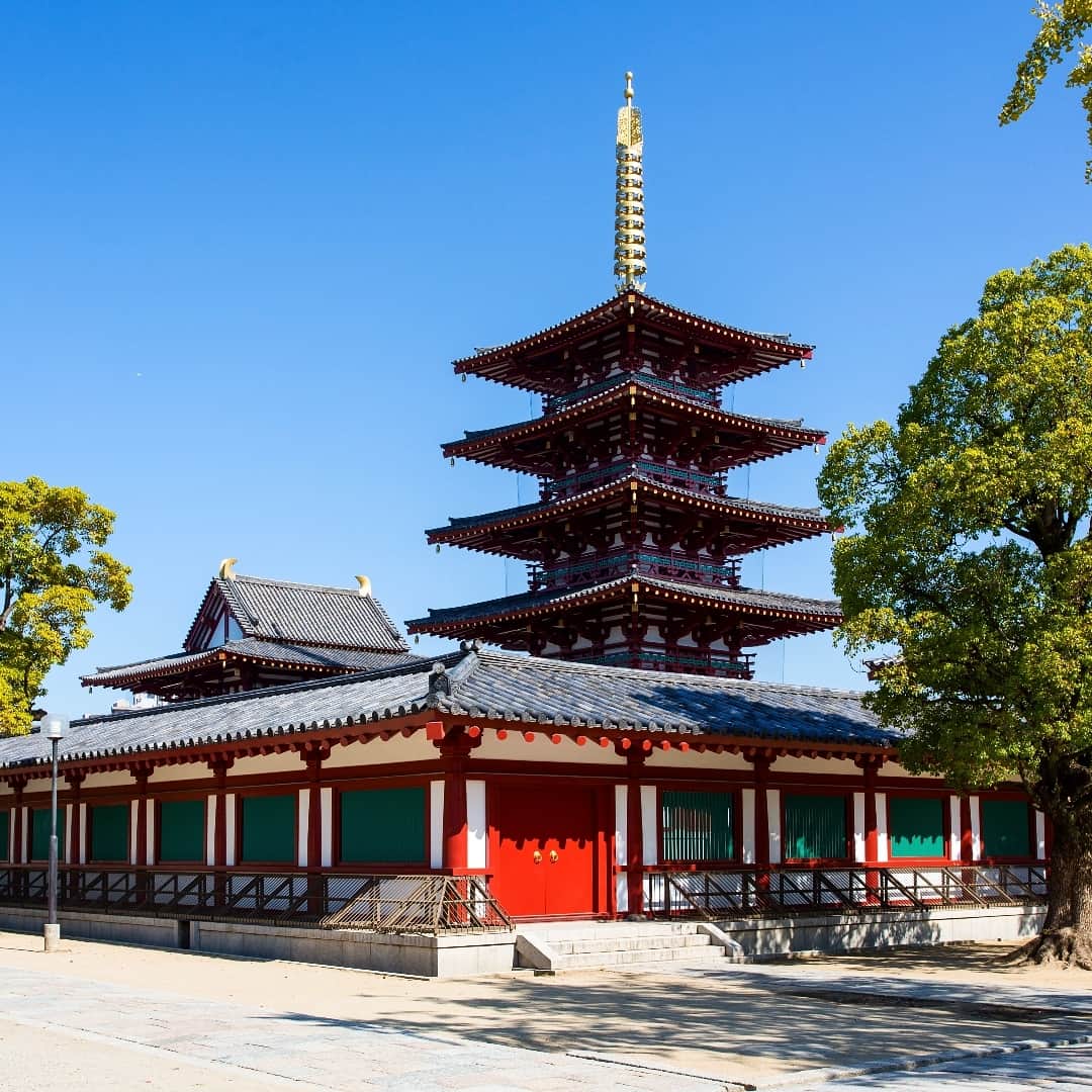 ホテルモントレグループのインスタグラム：「秋晴れに映える大阪・四天王寺。大阪には4つのモントレ、さてどのモントレに泊まってお出かけしますか！？ . The Shitennoji Temple in Osaka. Must see the beautiful pagoda! Let's get there from Monterey Hotels in Osaka! . #shitennojitemple #shitennoji #osaka #pagoda #visitjapan #japan_of_insta #hotelmonterey #hotelmontereyosaka #hotelmontereylasoeurosaka #hotelmontereylefrereosaka #hotelmontereygrasmereoska #osakasightseeing #四天王寺 #大阪 #大阪観光 #ホテルモントレ大阪 #ホテルモントレラスール大阪 #ホテルモントレルフレール大阪 #ホテルモントレグラスミア大阪 #観光」