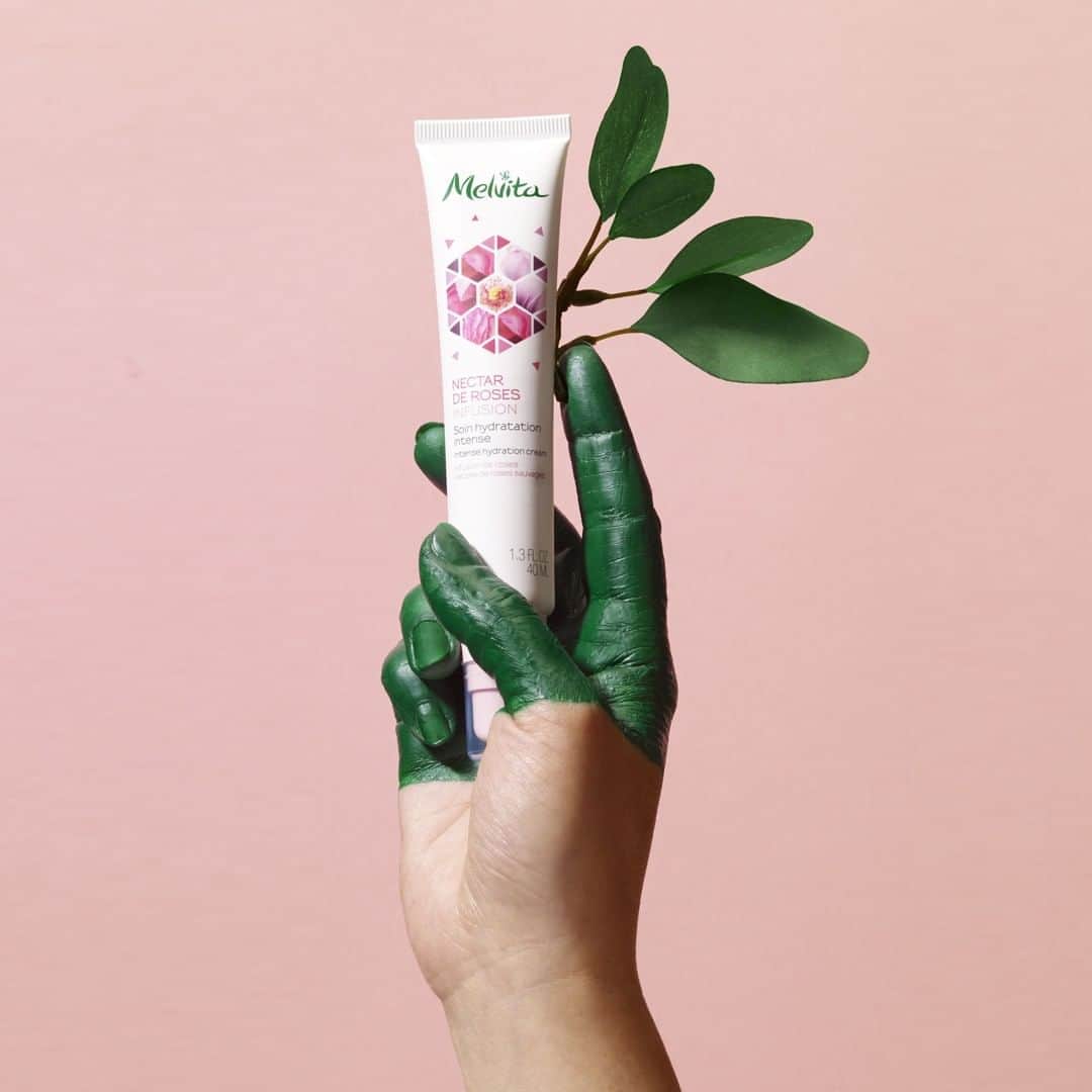 Melvita Officialのインスタグラム：「🆕 Nouveau soin : nouveau pack 🌿⠀ ⠀ On essaie chaque jour d’être un peu plus responsable de notre environnement. C’est pourquoi, on a décidé d’alléger notre soin de jour Nectar de Roses Bio 🌹 en diminuant la quantité de plastique.⠀ ⠀ Et hop, 20% de PLASTIQUE EN MOINS 💚☁⠀ ⠀ #nectarderose #cremehydratationintense #new #rose #infusionderose #cremedejour #cremehydratante #hydratation #lessplastic #ecolo #greencosmetics #biocosmetic」