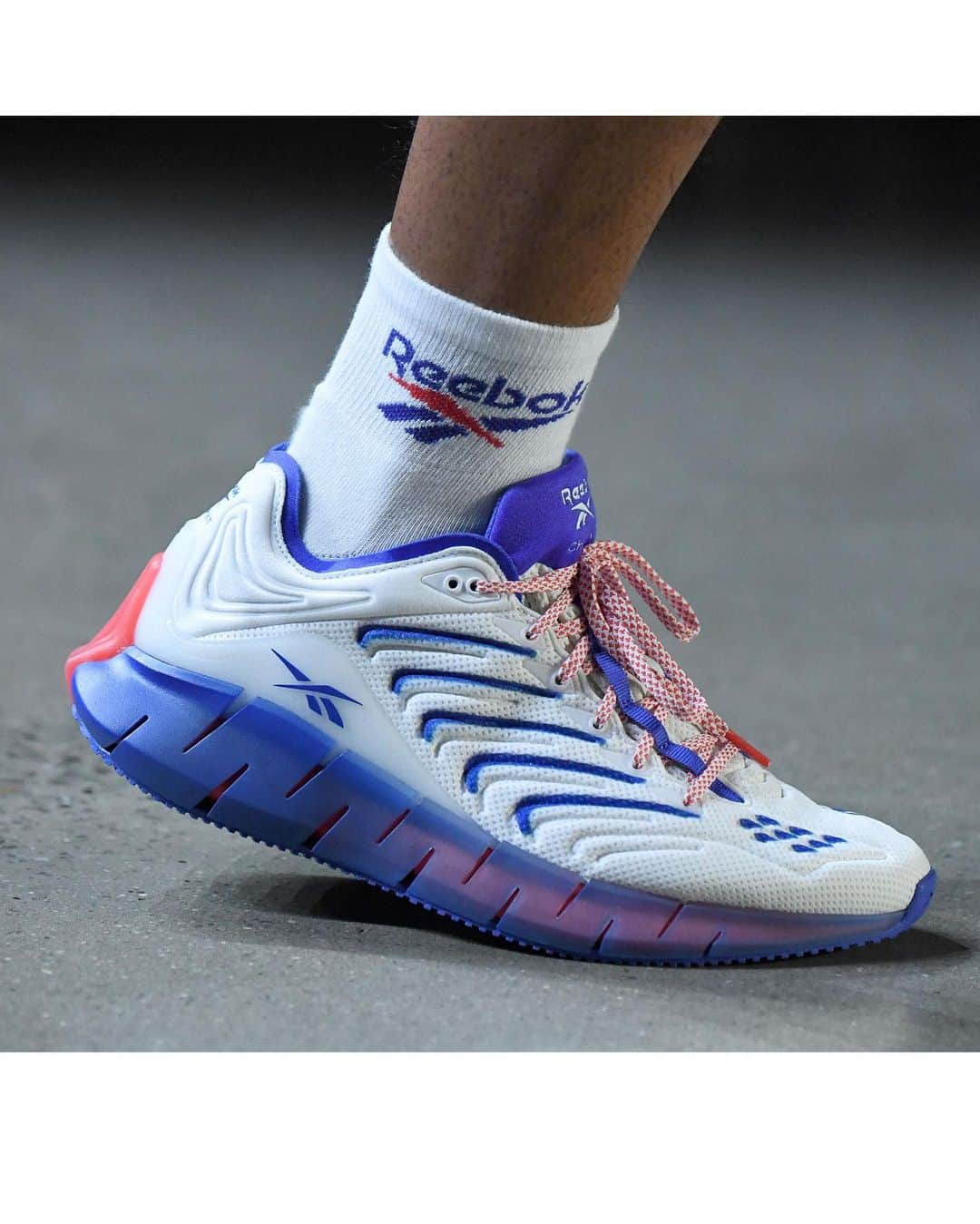 Reebok JPさんのインスタグラム写真 - (Reebok JPInstagram)「ファッションの祭典、ニューヨークファッションウィークにて、リーボックの2020年新コラボレーションラインがランウェイに登場！ . Chromat【日本発売未定】 「Energy Return」とリーボックが呼ぶこの新シルエットは、反発力を持った波型シェイプのソールを特徴 #リーボック」9月17日 17時03分 - reebokjp