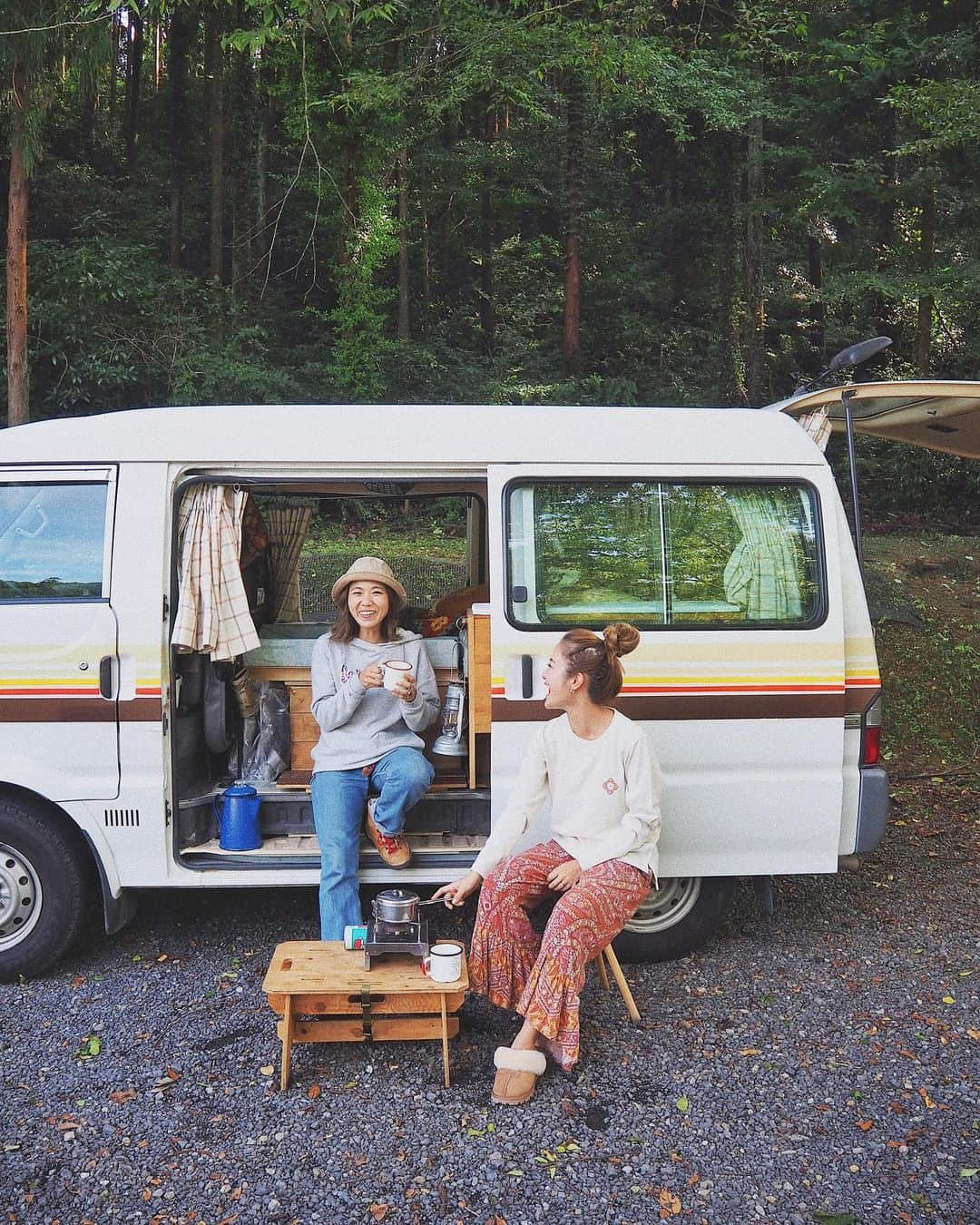 Y U R I Eさんのインスタグラム写真 - (Y U R I EInstagram)「Escape to MOROYAMA🐸⛰ あいちゃん夫婦とDAYcamp🚐 この日は2人とも Escape with @columbia ×@manashika のウェア。 私がいつも履いてる2色買いしたカーゴパンツと同じコレクション！袖に月の満ち欠けの刺繍がしてあってかわいいんだ🌙💙ロゴはまなみんの手書きの柄が施されているよ🌝✨そしてこの日に作ったチャイが最高に美味しくできた😆！原形のスパイスとアッサムの茶葉で煮出して、砂糖は多めに😊ホットでもアイスでも本当に美味しかった！チャイハマっちゃいそう…☺︎笑 #Escapewithcolumbia  #コロンビア #ソトアソビ #チャイ #chai」9月17日 17時13分 - yuriexx67