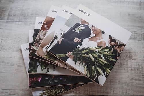 しまうまプリント【公式】フォトブック無料企画開催中さんのインスタグラム写真 - (しまうまプリント【公式】フォトブック無料企画開催中Instagram)「一生忘れない大切な日💍💕 ・ ・ 本日ご紹介するのは @o0areyoume0o さまのフォトブックです✨ ・ ・ 結婚式のお写真を1冊にまとめていただきました👗 表紙も全てお花の写真で統一されていて本当に素敵…✨ 純白のウェディングドレスや美しいブーケもみんなの憧れですよね💕🕊 ・ ・ ・ 特別な日の思い出をフォトブックにまとめれば 大切な方と一緒に思い出を振り返ることができますよ✨ 是非、あなただけの素敵なフォトブックを作ってくださいね☺️ ・  @o0areyoume0o さま、素敵なご投稿ありがとうございました！ ・ #しまうまプリント #しまうまフォトブック #しまうま #フォトブック #写真プリント #結婚式 #前撮り #ウェディング  #ドレス #ブーケ ・ #Repost from @o0areyoume0o ・・・ アルバム作りました🥰 . . 過去5年と前撮り、結婚式の計7冊作りました😌 正方形がかわいい @shimaumaprint さん📸 . . 表紙を全て花の写真に揃えたのがポイントです💁‍♀️ . . ミニマル志向なのでデータでいいかなと思っていたけど、ふとした瞬間に手にとって思い出話ができるので意外といいかも😉 . . 1年に1冊分だけ写真を厳選する作業も楽しいので習慣化しよう😚 . . 結婚式準備関連は #ayumireport でまとめてます✍️今度こそ結婚式準備の話、noteにまとめないとな🏋️‍♀️🏋️‍♀️🏋️‍♀️ . . .」9月17日 17時14分 - shimaumaprint