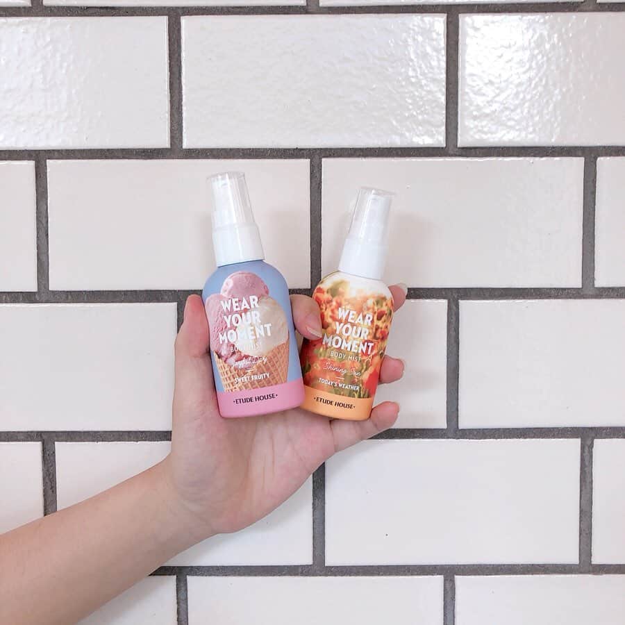 ハルハルさんのインスタグラム写真 - (ハルハルInstagram)「パッケージも香りも可愛いすぎる💕💕エチュードのボディミストはもうチェックした？？？！🧼💭﻿ ﻿ ﻿ ﻿ あんにょんーハルハルのayuです🐰﻿ ﻿ 今日はエチュードから8月に発売されたばかりのボディミストを紹介します❣﻿ ﻿ ﻿ ハルハルが購入したのは、﻿ ﻿ ・Joyful Day﻿ ・Shining Sun﻿ ﻿ の２つ🍨💐(各¥1,026)﻿ ﻿ ﻿ まず箱から可愛いすぎて、完全にパケ買いでした！！🎟﻿ ﻿ ﻿ ﻿ アイスがモチーフのJoyful Dayは、﻿ ﻿ ベース→ムスク、バニラ﻿ ミドル→プラム、クランベリー、ブルーベリー﻿ トップ→グリーンアップル、ピーチ、ベルガモット﻿ ﻿ という甘々でフルーティーな香りです🍬﻿ ﻿ ﻿ オレンジのお花がモチーフのShining Sunは、﻿ ﻿ ベース→ムスク、アンバー、パインウッド﻿ ミドル→ジャスミン、エルダーフラワー、マグノリア、スズラン﻿ トップ→オレンジ、ベルガモット、グリーン﻿ ﻿ という爽やかだけど大人な華やかさも感じられる香りでした🌼﻿ ﻿ ﻿ 個人的にはShining Sunの方が好み🤤💕﻿ ﻿ ﻿ ﻿ このボディミスト、ワンプッシュで出る量がハンパない…！！！﻿ ﻿ 香りもとっても強いので、何も知らなかった私は思いっきり手の甲に近めでつけたらもお一日中香りが取れなくてびっくりしました😂﻿ ﻿ 毎朝のワンプッシュ、多くても２プッシュで十分だと思うので、コスパ良し🙆🏻‍♀️﻿ ﻿ ﻿ ﻿ 今回紹介した２種類以外にも、プラス５種類の全部で７つの香りが発売されているので、きっと好みの香りが見つかるはず🌷﻿ ﻿ みんなの好きな香りはどれかな〜？？👼🏻﻿ ﻿ ﻿ ﻿ ﻿ ﻿ #ハルスタ や#ハルハルをタグ付けしていただくと、﻿ ハルハルの記事やInstagramに投稿させていただく場合がございます💕﻿ #하루스타 #하루하루 를 태그 하시면﻿ 하루하루의 기사와 인스타그램에서 사용할 가능성이 있습니다💕﻿ ﻿ ﻿ ﻿ ﻿ #エチュードハウス#etudehouse#エチュード#ボディミスト#韓国メイク#オススメコスメ#香水」9月17日 17時15分 - haruharu_furyu
