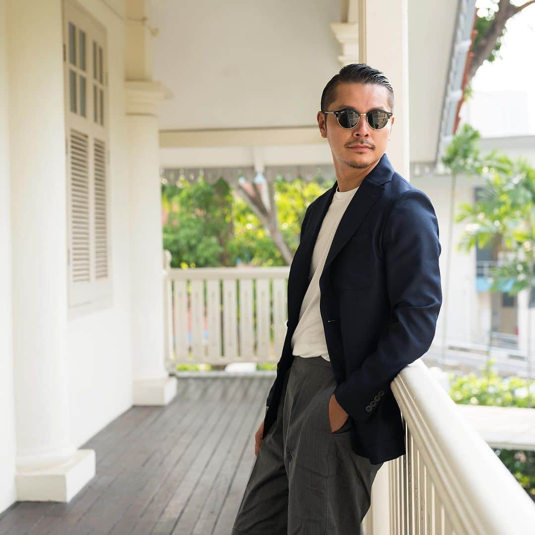 のインスタグラム：「“Simple, straight-forward style coordinate for this Tuesday. Basic items in refined tropical materials; plays well against the humid weather of the day...” PH: @mayukovermeulen ———————————————————————— #newcolonialstyle #jetset #singapore #luxuryresort #colonyclothing #coloniallifestyle #singaporelife  #lifestyle #fashion #mensfashion #menswear #mnswr #mensstreetstyle #streetstyle #streetfashion #menwithstyle #menwithclass #menwithstreetstyle  #classicstyle #mensclothing #vintage #vintagefashion #vintagestyle #newclassic  #modernclassic」