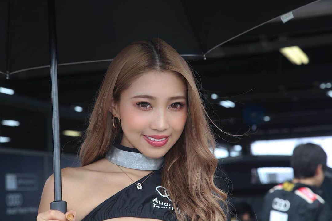 のインスタグラム：「レースクイーンの写真載せたいのたくさんある🤭🤭 この辺にするけど🤭🤭 ・ #auditeammars #eaurouge #surluster #rs3lms #braillebattery #okajima #pfc #fuchs #montagneracing #triplek #marsracingfactory #audi #cyberjapan #cjd_rina #レースクイーン #スーパー耐久 #アウディ」