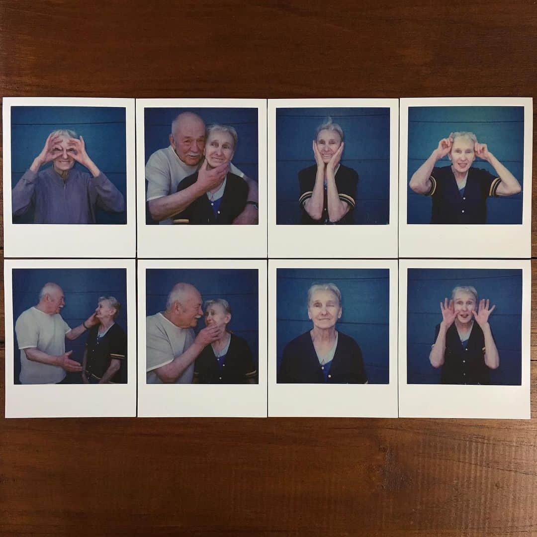 ハ・ヨンスのインスタグラム：「#SX70 #polaroidphoto  #filmphotography #France  관광지 근처에서 작은 가게를 운영하시는 부부를 찍었었다.  낭만적인 사랑의 모습. 또 뵙고싶은 두 분.」