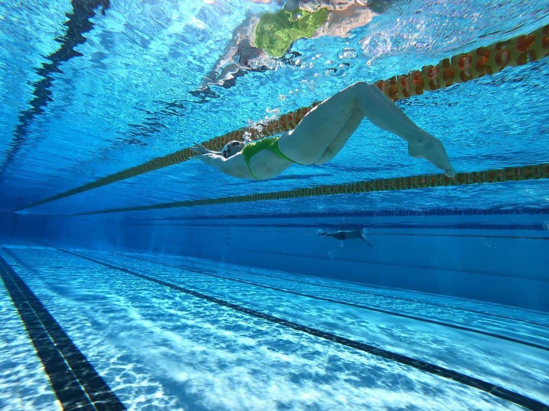 エミリー・シーボームさんのインスタグラム写真 - (エミリー・シーボームInstagram)「Everything is fine when there is sunshine ☀️. 📸 @georgiabohl  #sunshine #goldcost #training #swimming #water #reflection」9月17日 17時21分 - emcbomb