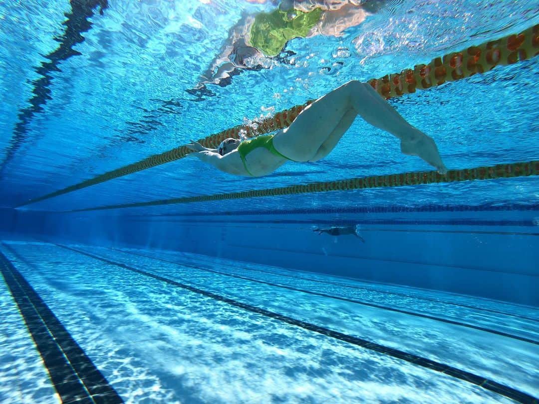 エミリー・シーボームのインスタグラム：「Everything is fine when there is sunshine ☀️. 📸 @georgiabohl  #sunshine #goldcost #training #swimming #water #reflection」