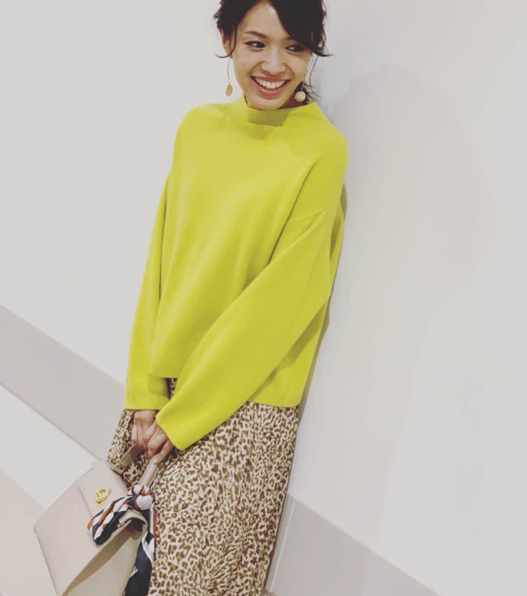 渡辺安里のインスタグラム：「昨日の衣装❤️ 黄色のニットがとっても鮮やかでした✨✨ ヘアーも一瞬で出来上がったのに可愛すぎて😍ありがとうございました✨✨ #TGMRUNWAY#名古屋#ゲートタワーモール#衣装#コーディネート#ファッション#ヘアーメイク#モデル#ファッションショー#nagoya#model#fashion」