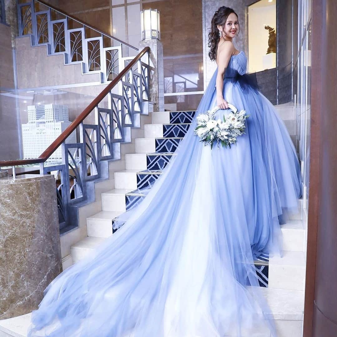 ホテルモントレウェディング【公式】 のインスタグラム：「♥ ￣￣￣￣￣￣￣￣￣￣ @montereyweddingをフォローして 『 #モントレ花嫁 』『 #ホテルモントレ』の タグをつけて投稿してくださいね＊*. ・ ホテルモントレ ラ・スール大阪 @lasoeurosaka_weddingの #卒花嫁 @harun301692 さまより 素敵なお写真をリグラムさせていただきました！ ・ 色鮮やかなカラードレス✧* トレーンも長く上品なブルーの グラデーションドレスがステキです♡ ・ #モントレ #モントレ花婿 #プレ花嫁 #卒花 #marry花嫁 #dressy花嫁 #farnyレポ #プラコレ ﻿#maricuru #dressy花嫁 #日本中のプレ花嫁さんと繋がりたい #ウエディングニュース #flower #ウェディングドレス #dress #結婚式 #披露宴 #結婚式場 #2019年秋婚 #2019年冬婚 #ホテルモントレラスール大阪 #ラスール大阪 #大阪 #カラードレス #グラデーションドレス #ドレス迷子 #ブルードレス」