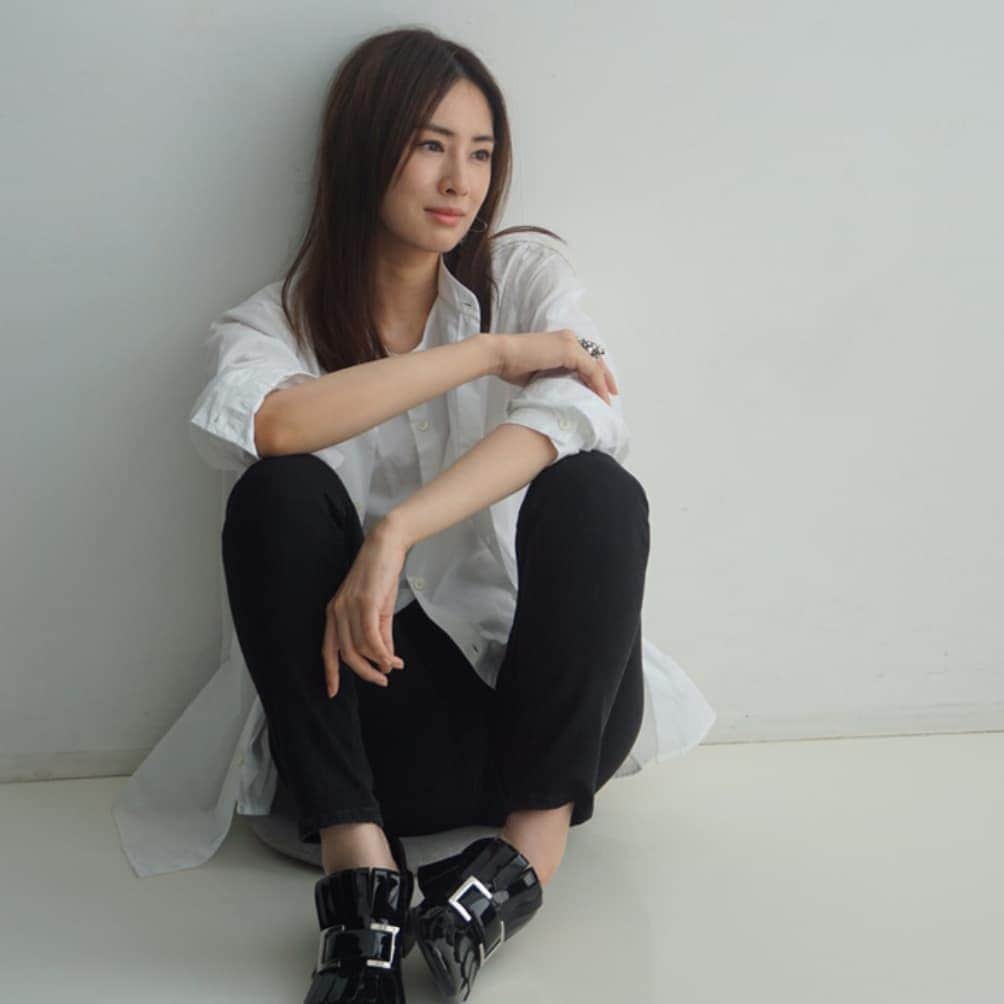 北川景子　ファンアカウントのインスタグラム：「こちらはInRedのオフショットです。 InRedは初登場でした。ありがとうございました！ 這是InRed的拍攝。 第一次在InRed亮相。 非常感謝！」