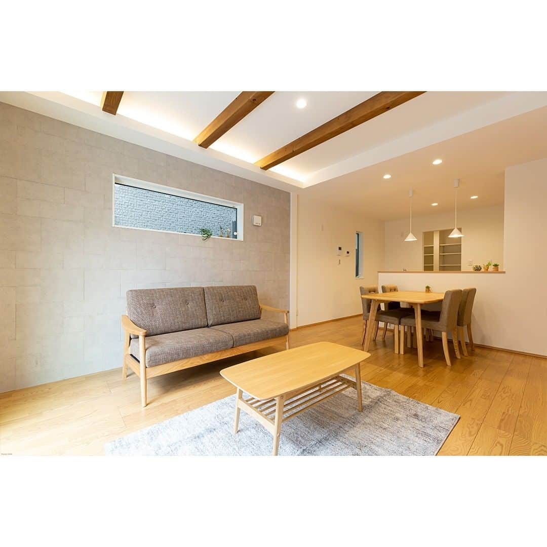 homelife 夢を叶える暮らし方のインスタグラム：「【リビングルーム】 . . 梁を出すことで部屋が広く感じます。 リビング壁の一面をアクセントクロスにするだけで雰囲気がガラリとチェンジ！ . . こちらのお家はアーキホームライフのお施主様邸の施工写真です。 その他の施工写真は、 @homelife_gallery のURLからご覧いただけます。 . 家づくりの資料請求はコチラから @homelife_shiryou . . #リビング #ダイニング #livingroom #diningroom #照明 #家具 #京都で家を建てる #大阪で家を建てる #兵庫で家を建てる #マイホーム計画 #ローコスト住宅 #マイホーム #夢のマイホーム #間取り #シンプルな暮らし #暮らしを楽しむ #注文住宅 #自由設計 #デザイン住宅 #myhome #family #house #home #homelife_京都 #homelife_大阪 #homelife_兵庫 #ホームライフ #ホームライフ100 #アーキホームライフ」