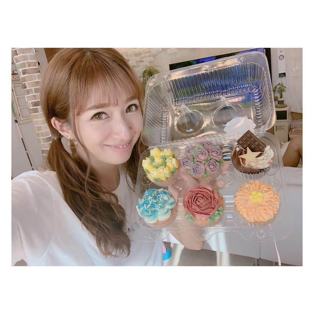 辻希美さんのインスタグラム写真 - (辻希美Instagram)「現場で可愛いカップケーキ🧁を頂きました💕✨✨ #撮影現場 #スタッフさん から #可愛い #お洒落 な #カップケーキ #🧁 #頂きました #希空と私大興奮 #😆💕 #ありがとうございました」9月17日 17時42分 - tsujinozomi_official