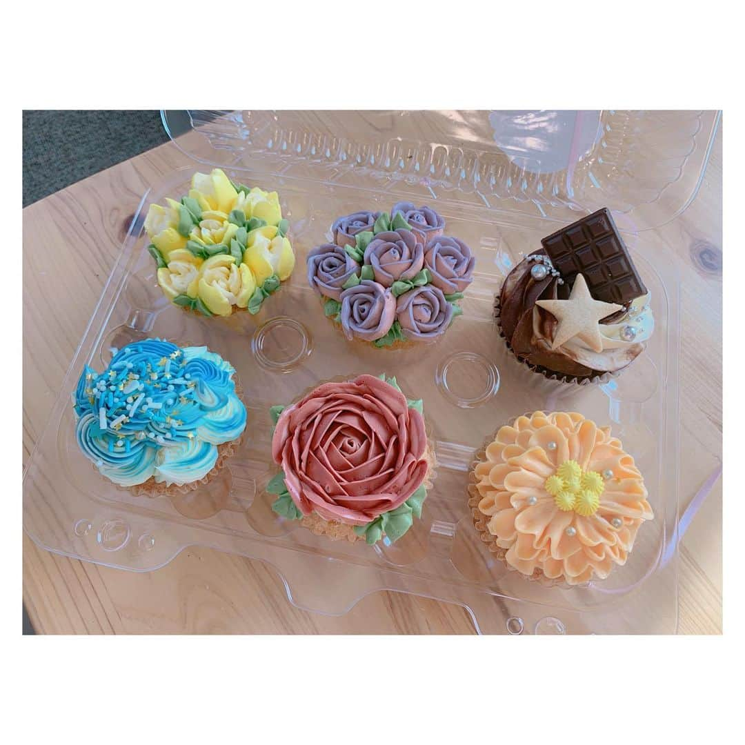 辻希美さんのインスタグラム写真 - (辻希美Instagram)「現場で可愛いカップケーキ🧁を頂きました💕✨✨ #撮影現場 #スタッフさん から #可愛い #お洒落 な #カップケーキ #🧁 #頂きました #希空と私大興奮 #😆💕 #ありがとうございました」9月17日 17時42分 - tsujinozomi_official