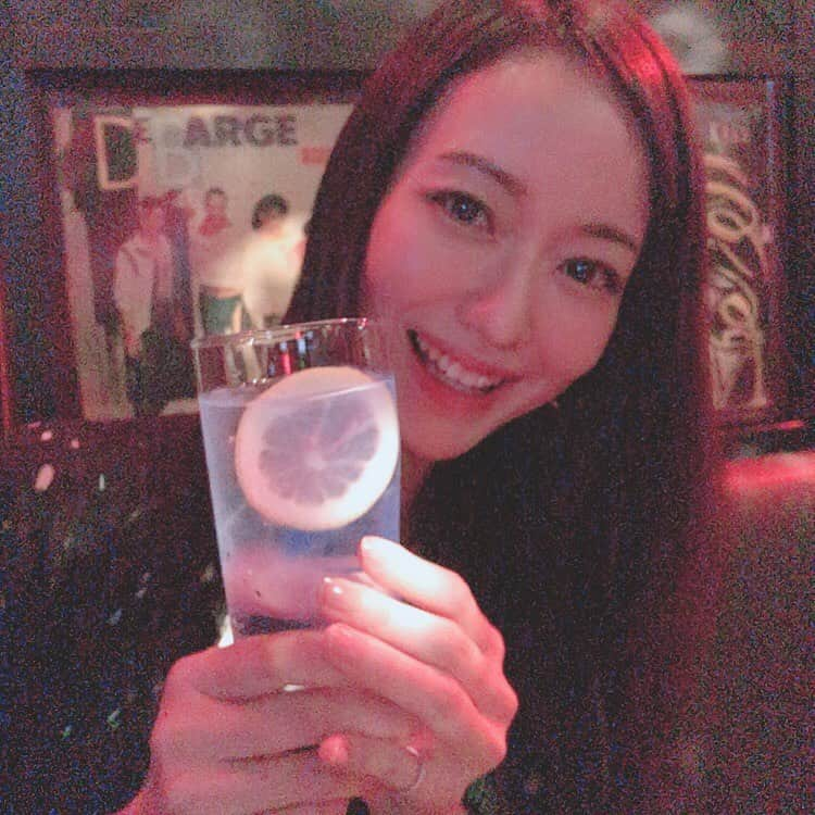 吉山りささんのインスタグラム写真 - (吉山りさInstagram)「ブラックライトに光るお酒🍸  らしい😂😂😂 #お酒 #お酒好き女子 #お酒好き #スパークリングワイン #シャンパン 今年はたくさん頂いた #夏 でした #🥂 #champagne #hotel #bar #me #吉山りさ #モデル #sake #japanesemodel #japanesewoman #アラフォー #高校生ママ お酒は自分のペースで飲むのが好き これがホントの#マイペース #liquor #happy #chocolate まだまだ夏は終わらせない #フリーランス #フリーモデル  お仕事のご依頼お待ちしております☺️ #risayoshiyama お#酒 たしなむ程度 #instagood #instagram #instalike #japan」9月17日 17時43分 - oreorerisa