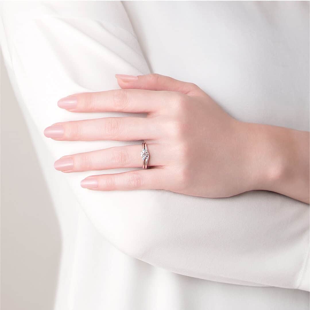 ケイウノさんのインスタグラム写真 - (ケイウノInstagram)「【セットで楽しめる新作！水面のような優しい印象の結婚指輪】 . 上品に輝くブルーダイヤが美しい婚約指輪 「Blu puro-ブループーロ-」にセットで楽しめる 結婚指輪を発売✨ . ふたつの指輪を重ねると まるで下からセンターダイヤモンドを照らしているかのよう。 . メレダイヤモンドの連なりで水面の輝きをイメージ。 . “太陽に照らされて淡い青色に輝く澄んだ海の雫を ふたりの純粋な愛情と重ね合わせて…。” . 透明感あふれる可憐なデザインです。 . . #ケイウノ#新作#ジュエリー#ブライダル #ケイウノブライダル#ケイウノジュエリー #婚約指輪#結婚指輪#セットリング #サムシングブルー#プロポーズリング #ダイヤモンド#挙式準備#指輪探し #プレ花嫁#2019秋婚#2019冬婚 #オーダーメイド#ブルーダイヤ#大人花嫁 #大人可愛い#ウェディング#令和婚 #kuno#jewelry#bridal#ring#wedding #engagementring#marriagering」9月17日 17時51分 - k.uno_official