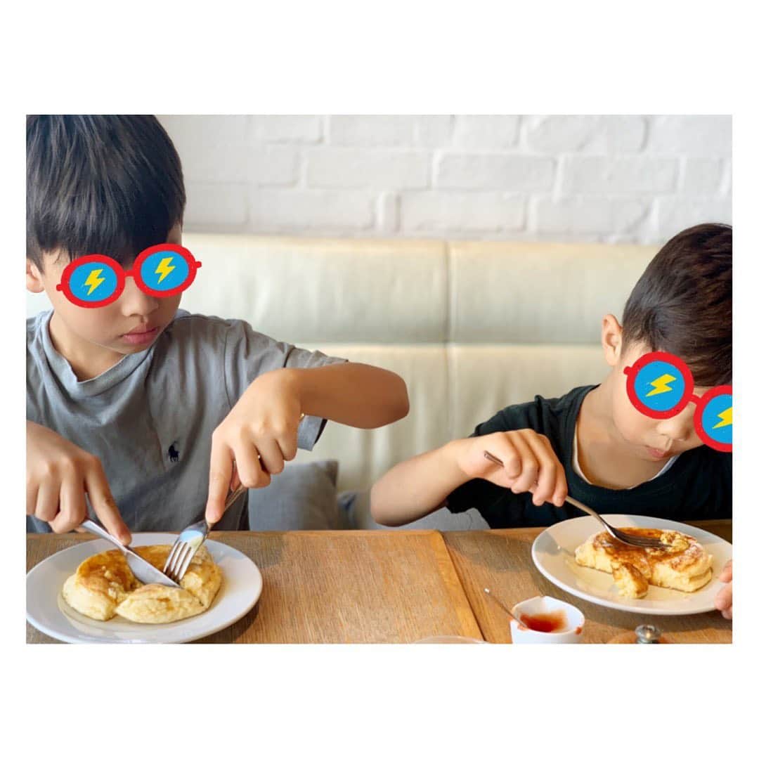 森田麻恵さんのインスタグラム写真 - (森田麻恵Instagram)「振替休日だった今日は、子供達とドライブがてらお台場のbillsで朝ごはん。  ここのオムレツとパンケーキ、ママが作るのよりおいしい！と言って美味しそうに食べていました😂  それゃそうだ、世界一の朝食だもん！🥞 なにげなく過ごしている毎日に、感謝を忘れちゃいけないんだなと思う日々です。 #振替休日 #朝ごはん #パンケーキ #ビルズ #お台場 #ママ #男の子ママ #mama #sons #momlife #breakfast #bills #pancakes」9月17日 23時18分 - morita_mae