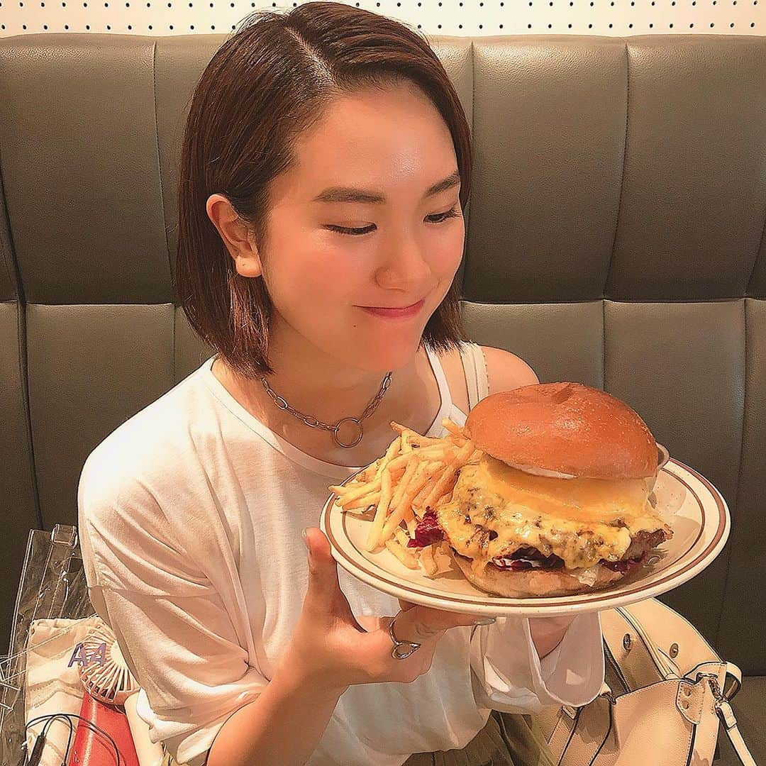 由利華さんのインスタグラム写真 - (由利華Instagram)「🍔 ﻿  #食べるの生きがい芸人﻿  #ライブ前に食べる量ちゃう件 ﻿ ﻿ ポテトは細くてカリカリ派😌💫💫﻿ ﻿ #由利華 #jsburger #ハンバーガー #グルメ #チーズバーガー」9月17日 23時21分 - yurippe0804