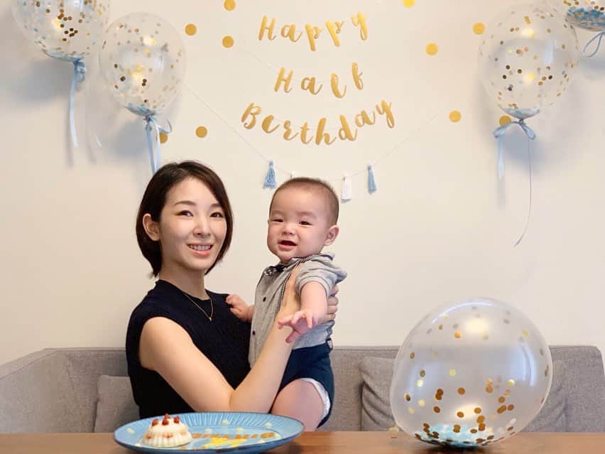 のインスタグラム：「6 MONTHS 🧁✨ ・ Extremely late to posting this 🙈 My little bear turned 6 months old this month! I can’t believe that this happy boy has been a part of our family for half a year already. You are a miracle for us. We love you so much to the moon and back🚀🌝💙 ・ 遅くなってしまいましたが今月で息子が生後半年を迎えました^ ^ ハーフバースデーなんてずっと興味が無かったのに一生に一度なんだと思ったら急にやりたくなってしまった笑 ・ と言ってもバースデープレートと部屋を少しデコレーションしただけですが。。 でも夫と2人で飾り付けをしている時にふと結婚式の準備を思い出し、誰かの為に2人で協力して何かを作る時間を共有出来る事、そしてそれをしてあげたいと思える存在が私達の側にいてくれるのはなんて喜ばしい事なんだろうと改めて実感しました。  これからもこの子の為に、父と母として出来る限り沢山のキラキラした思い出を残していってあげたいと思います^ ^ ・ いつも笑顔で癒してくれてありがとう♡ ハーフバースデーおめでとう🎉♡ ・ ・ ・ ・ #halfbirthday #6monthsold #happybirthday #loveyou #ハーフバースデー #生後6ヶ月 #おめでとう #初めての風船」