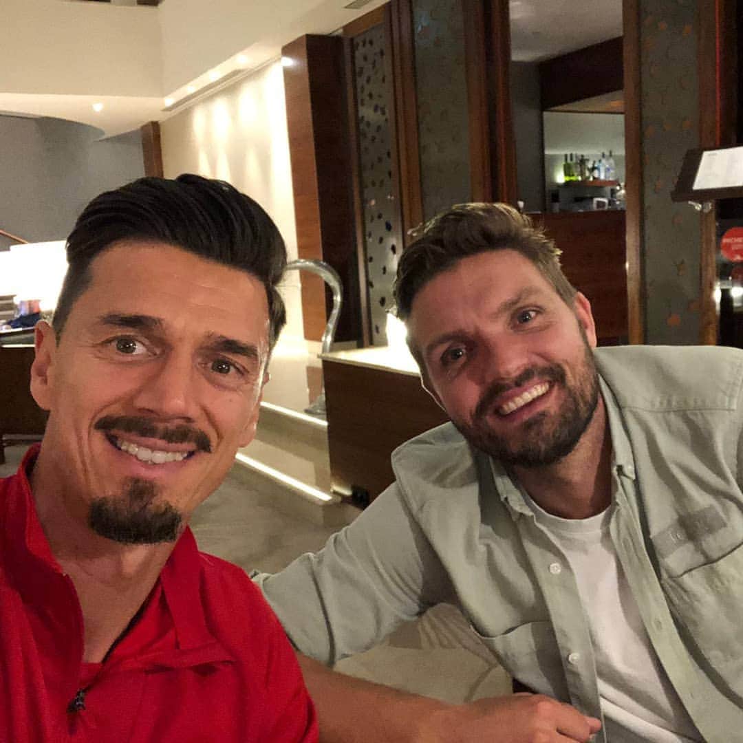 ヨス・ホーイフェルトのインスタグラム：「Meeting up with the beast and former colleague from @southamptonfc that gets younger and younger and better and better. Proud of you @f6nte. Good luck today with @losclive vs @afcajax in the @championsleague also @dt10_official good luck. And of course @klaasjanhuntelaar the hunter my @scheerenveenofficial colleague. May the best team win, Im proud of all you guys. #fonte #tadic #huntelaar #southamptonfc #hooiveld #championsleague #premierleague #sfc #ajax #losc #football #tuesdays #whoscoresontuesdays #goodluck」