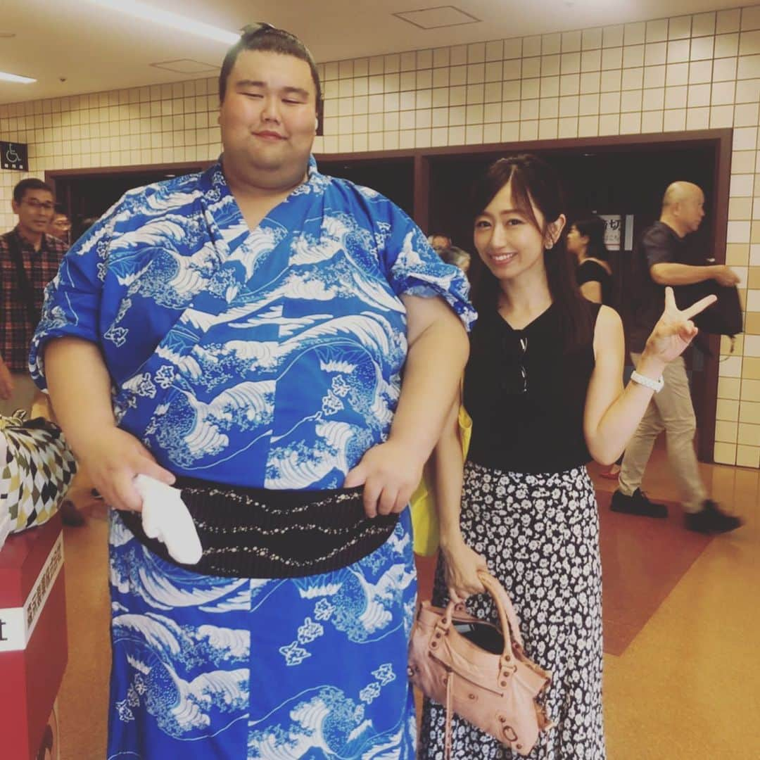 森本さやかさんのインスタグラム写真 - (森本さやかInstagram)「先場所娘にポッキーをくれたお返しに行ったら👧🏻 娘の目線に合わせて話してくれた 大きな #出羽ノ城 さん . . #ガチガチ緊張 #スー女6歳  #相撲女子  #九月場所  #大相撲 #大相撲九月場所 #sumo #sumoday」9月17日 17時56分 - sayakamorimoto1011