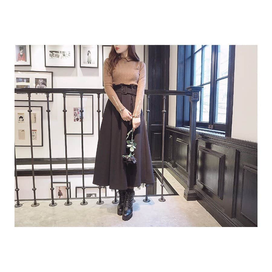 EATMEさんのインスタグラム写真 - (EATMEInstagram)「9.17 update... #EATME #SEPTEMBER #NEW #ITEM #🌹 ネックレス、スカート、ブーツ➡︎発売中 トップス➡︎9.20発売予定 ソックス➡︎参考商品 . TOP画面のURLからEATME WEB  STOREをCHECK💁🏻‍♀️ @eatme_japan . ジップスリーブリブTOP（ #TOPS ） ¥7,000（＋tax） COLOR🎨:CML.BLK SIZE📐:FREE . BOXタックフレアスカート（ #SKIRT ） ¥12,000（＋tax） COLOR🎨:BLK.PPL.MIX SIZE📐:S.M . ハートローズネックレス（ #NECKLACE ） ¥2,000（＋tax） COLOR🎨: GLD.SLV . チャンキーヒールショートブーツ（ #BOOTS ） ¥13,880（+tax） COLOR🎨:BLK.PNK.MIX SIZE📐:S（22.5cm) M（23.5cm）、L（24.5cm） . #EATME_COORDINATE #eatmejapan #イートミー #fetishmode #2019aweatme #VINTAGEAFTERNOONTEA #益若つばさ #tsubasamasuwaka #fashion #japan #tokyo #harajuku #osaka #umeda #原宿 #大阪 #梅田エスト #instagood #like4like」9月17日 18時05分 - eatme_japan