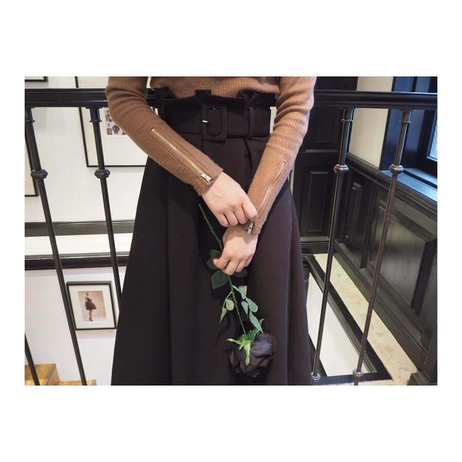 EATMEさんのインスタグラム写真 - (EATMEInstagram)「9.17 update... #EATME #SEPTEMBER #NEW #ITEM #🌹 ネックレス、スカート、ブーツ➡︎発売中 トップス➡︎9.20発売予定 ソックス➡︎参考商品 . TOP画面のURLからEATME WEB  STOREをCHECK💁🏻‍♀️ @eatme_japan . ジップスリーブリブTOP（ #TOPS ） ¥7,000（＋tax） COLOR🎨:CML.BLK SIZE📐:FREE . BOXタックフレアスカート（ #SKIRT ） ¥12,000（＋tax） COLOR🎨:BLK.PPL.MIX SIZE📐:S.M . ハートローズネックレス（ #NECKLACE ） ¥2,000（＋tax） COLOR🎨: GLD.SLV . チャンキーヒールショートブーツ（ #BOOTS ） ¥13,880（+tax） COLOR🎨:BLK.PNK.MIX SIZE📐:S（22.5cm) M（23.5cm）、L（24.5cm） . #EATME_COORDINATE #eatmejapan #イートミー #fetishmode #2019aweatme #VINTAGEAFTERNOONTEA #益若つばさ #tsubasamasuwaka #fashion #japan #tokyo #harajuku #osaka #umeda #原宿 #大阪 #梅田エスト #instagood #like4like」9月17日 18時05分 - eatme_japan