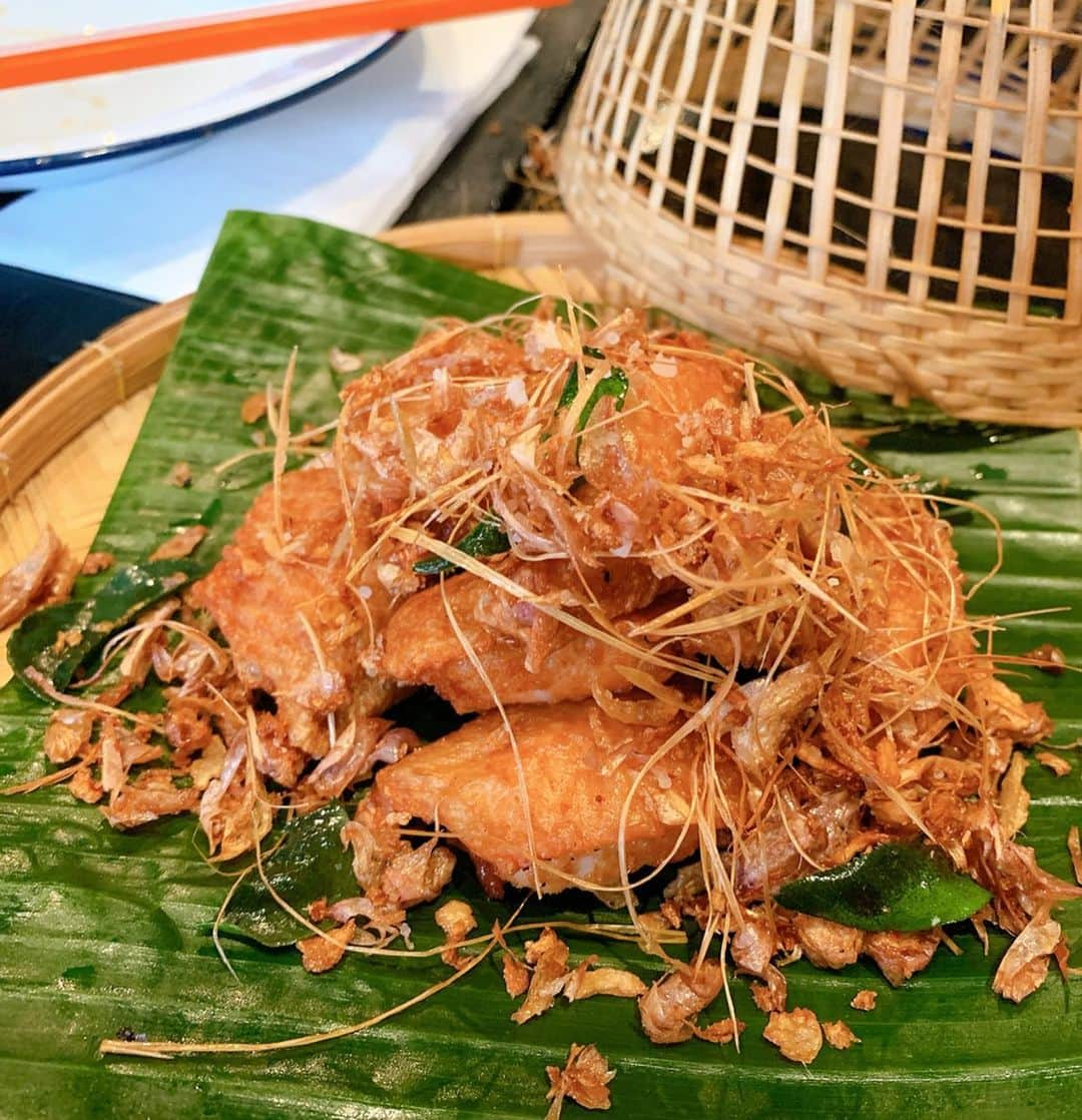 濱野りれさんのインスタグラム写真 - (濱野りれInstagram)「Because I went up and down stairs, I am starving!! Thus I go to the famous phadthai restaurant 'Baan Phadthai' is Published in Michelin Bib Gourmand. I ordered Chicken wings and Phadthai, Both are sooo delicious😋 It is recomended cuz it was seasoning that even foreigners can eat. - いっぱい階段上り下りしたらお腹ペコペコ🧸 パッタイが有名な 'Baan Phadthai'でごはん☘️ チキンウィングとパッタイ頼んだんだけど両方大当たり🎯💓 後で調べたらミシュランビブグルマン掲載のお店なんだって😳 日本人でも食べれる辛さだったからパッタイ好きの人は是非行ってみてね〜☺️✨ - #phadthai#thaifood#michelinbibgourmand#bkkrestaurant#bkkfood#bkkfoodguide#bkkfoodie #タイ料理#パッタイ#バンコクグルメ#ミシュランビブグルマン#バンコク旅行」9月17日 18時11分 - riregram