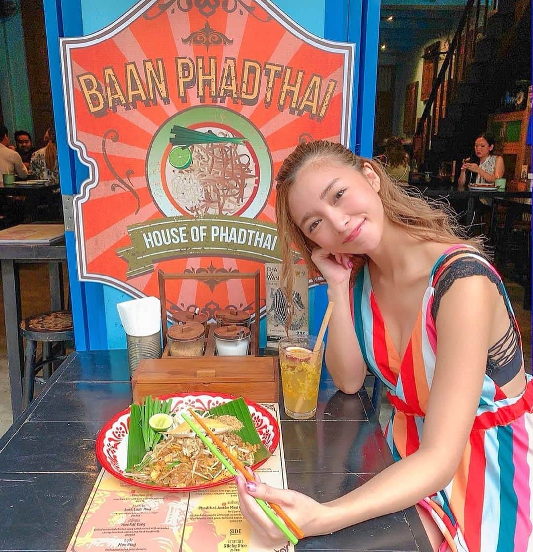 のインスタグラム：「Because I went up and down stairs, I am starving!! Thus I go to the famous phadthai restaurant 'Baan Phadthai' is Published in Michelin Bib Gourmand. I ordered Chicken wings and Phadthai, Both are sooo delicious😋 It is recomended cuz it was seasoning that even foreigners can eat. - いっぱい階段上り下りしたらお腹ペコペコ🧸 パッタイが有名な 'Baan Phadthai'でごはん☘️ チキンウィングとパッタイ頼んだんだけど両方大当たり🎯💓 後で調べたらミシュランビブグルマン掲載のお店なんだって😳 日本人でも食べれる辛さだったからパッタイ好きの人は是非行ってみてね〜☺️✨ - #phadthai#thaifood#michelinbibgourmand#bkkrestaurant#bkkfood#bkkfoodguide#bkkfoodie #タイ料理#パッタイ#バンコクグルメ#ミシュランビブグルマン#バンコク旅行」