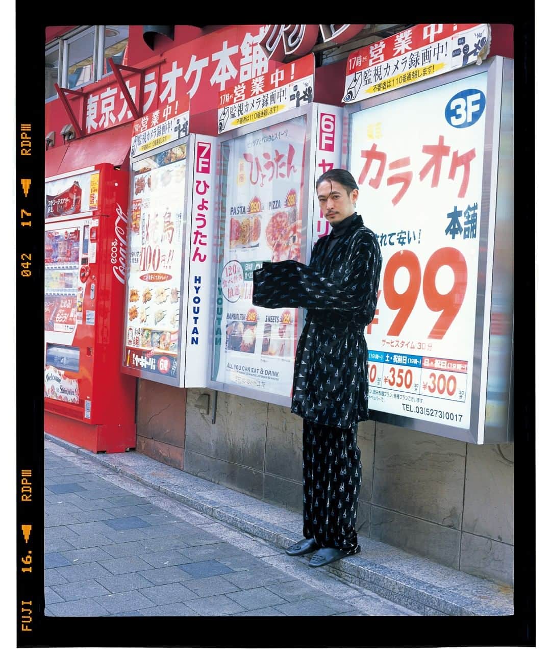 GQ JAPANさんのインスタグラム写真 - (GQ JAPANInstagram)「今年の秋冬の注目はテーラード・ジャケット。俳優・窪塚洋介が新宿歌舞伎町を舞台に至極のブランドを着る。現在発売中のGQ JAPAN10月号に掲載！  Photo: Chikashi Suzuki Styling: Michiko Kitamura Hair&Make-up: Takahiro Hashimoto  Model: Yosuke Kubozuka @yosuke_kubozuka  #GQJAPAN10月号 #YosukeKubozuka #chikashisuzuki #Balencia」9月17日 18時13分 - gqjapan