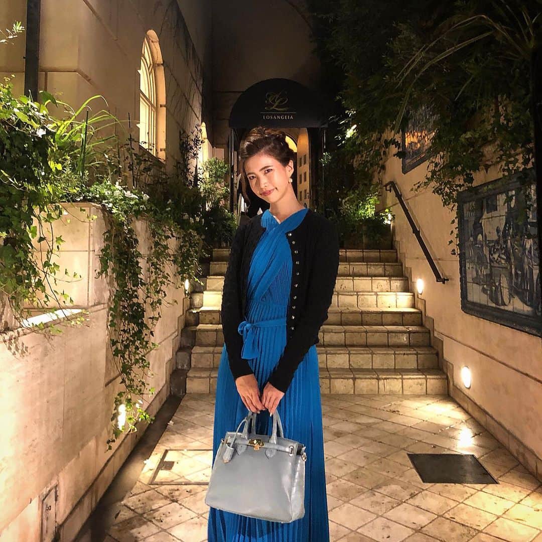 のインスタグラム：「. . みなさん、3連休はいかがお過ごしでしたか？🌸 . 私は10年来の友人の結婚式に招待いただき、お祝いにいってきました。  大切な仲間たちがとっても素敵なパートナーと幸せになってくれる姿を見て、うるうるとなって幸せがこみ上げてきます✨🥺 人生の節目でもある結婚式にこうして呼んでいただけて、有難いしお祝いできて本当に嬉しいです。  結婚式場の入り口がお洒落だったので写真を撮ってもらいました🍀  ーーーーーーーーー  やっぱり今回も褒めてもらえたのですが、東京中央美容外科銀座院（@tcbginza）（@tcb_nagamine ）でやってもらったソノクイーンの効果を1ヶ月後になって益々実感しています(*´ω`*) 3枚目がbefore afterの写真なんだけど、明らかに顔の幅が狭まって、顎の辺りもシュッと引き締まってる🌟  口角がしっかり上がって、顎のラインもシャープになると自分のテンションも自然と上がります🌼🌼 またお世話になろうと思います＾＾ 皆さんも是非やってみてください✨✨ . .  #リフトアップならTCB東京中央美容外科 #美容整形ならTCB東京中央美容外科 #東京中央美容外科#美容外科 #銀座#東京中央美容外科銀座院 #永峯祥子#ソノクイーン#ハイフ#HIFU #リフトアップ#PR #美容#ダイエット#小顔#japanesemodel #asianmodel #tokyo #beautytips #自分磨き#美しく#175cm #高身長女子#zara #rienda」