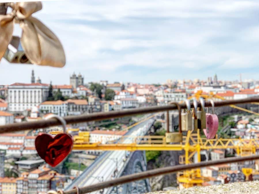 渡辺由布子さんのインスタグラム写真 - (渡辺由布子Instagram)「🇵🇹 ・ はじめての#ポルトガル 。  第2都市#ポルト は「#魔女の宅急便」の舞台で、真っ青なドウロ川とオレンジの屋根のコントラストが絶景♡ ・ ・ ♪黄昏せまる街並みや車の流れ 横目で追い越して  頭にリボンを付けたキキがホウキに乗って空を飛ぶ様子が目に浮かんで来るよう🎀🧹 ・ ・  正直アニメは苦手だけど、25年ぶりに#ジブリ 見直してみようかな。 ・  #あの人のママに会うために  #今ひとり列車に乗ったの  #ドンルイス一世橋  #旧市街 #世界遺産  #女子旅  #ヨーロッパ旅行 #ロスバゲ中  #旅人  #FCポルト  #summertrip #português  #portugal_places  #europe ＿＿＿＿＿＿＿＿＿＿＿＿＿＿＿＿＿＿＿＿＿＿＿＿＿＿＿＿ 📍 #PonteDomLuis #Porto #Portugal #🇵🇹」9月17日 18時14分 - watanabe_yuko