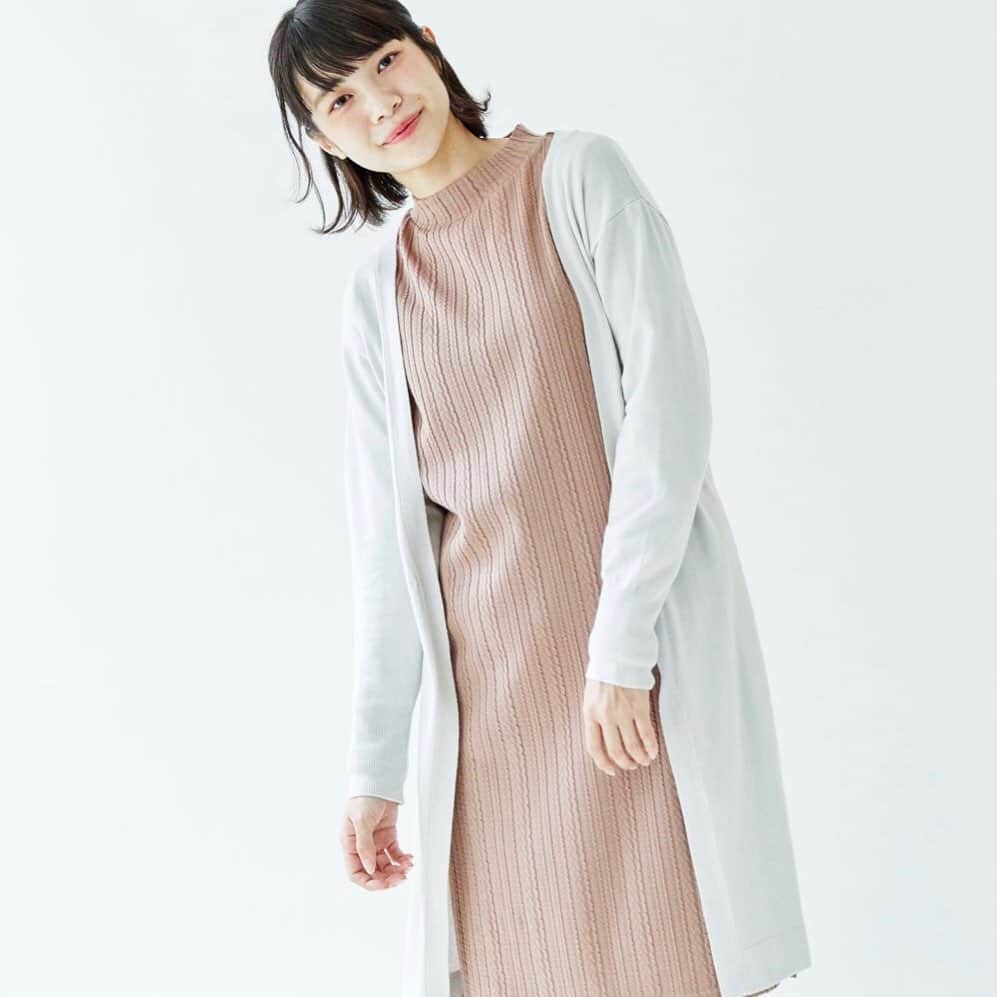 のインスタグラム：「【2019 autumn】﻿ ﻿ Coordinate by 宮崎葉✔️﻿ ﻿ 薄手なのに寒い日も1枚で暖かい。﻿ 吸湿発熱機能を持った “ソリストヒートニット”が今年も登場！ ﻿ なめらかな肌触りで着心地が良く、デザインもカラーバリエーションも豊富。 ﻿ merモデルの宮崎葉ちゃんが、セルフコーディネートをしてくれました🌈✔️﻿ ﻿ 《Day 3: モデル仲間とランチ🍴》﻿ キレイめシルエットで叶える大人のリラックススタイル。﻿ ベージュのセットアップにカーデを羽織ってエフォートレスな着こなしに。﻿ ストンと落ちるカーデで女性らしさをアシスト！﻿ コーデの色みが淡いときは、黒い小物で引き締めます。﻿ ﻿ ✔️Recommend points🧶﻿ ・秋の始まりに重宝する薄手のライトアウター ﻿ ・後ろでリボンを結べば360度可愛い♡﻿ ﻿ ▶アイテムの購入は画面をタップ♪﻿ ﻿ #agbyaquagirl #agバイアクアガール #エージーバイアクアガール」